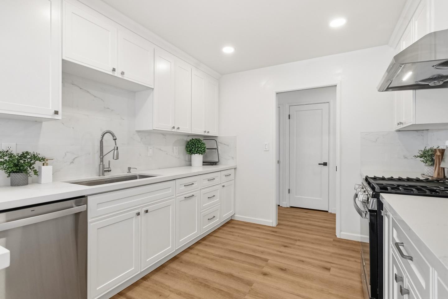 Detail Gallery Image 9 of 51 For 927 Madeline Ln, Santa Clara,  CA 95050 - 4 Beds | 2/1 Baths