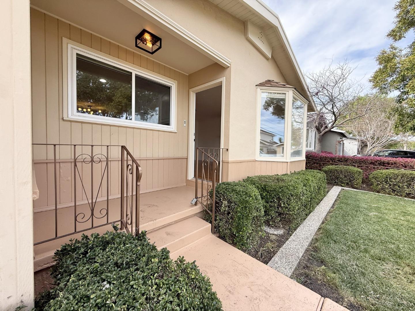 Detail Gallery Image 5 of 30 For 705 Santa Rita St, Sunnyvale,  CA 94085 - 3 Beds | 2 Baths