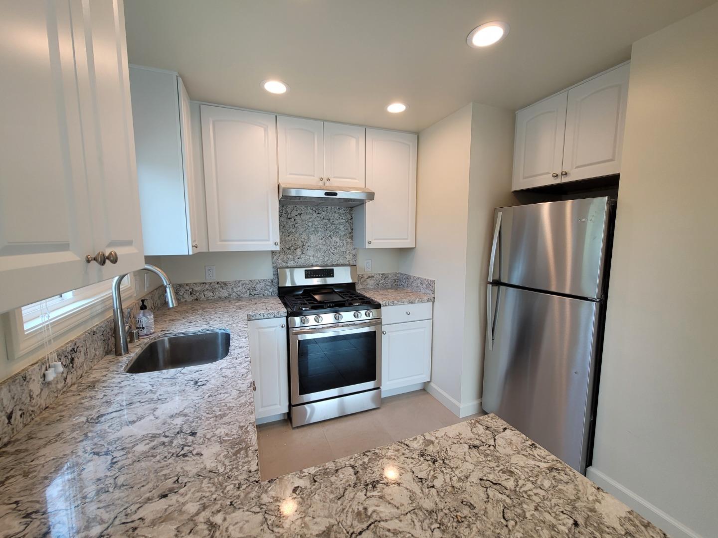 Detail Gallery Image 3 of 16 For 10218 Park Circle East #3,  Cupertino,  CA 95014 - 2 Beds | 1 Baths