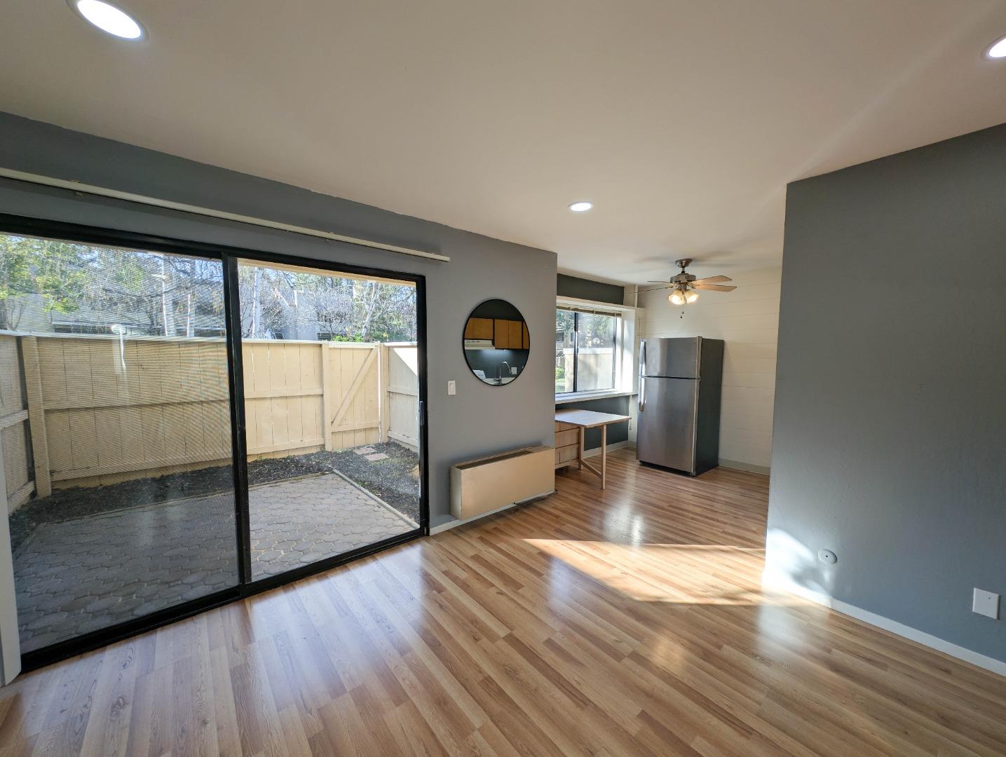 Detail Gallery Image 2 of 20 For 942 Kiely Blvd #E,  Santa Clara,  CA 95051 - 1 Beds | 1 Baths