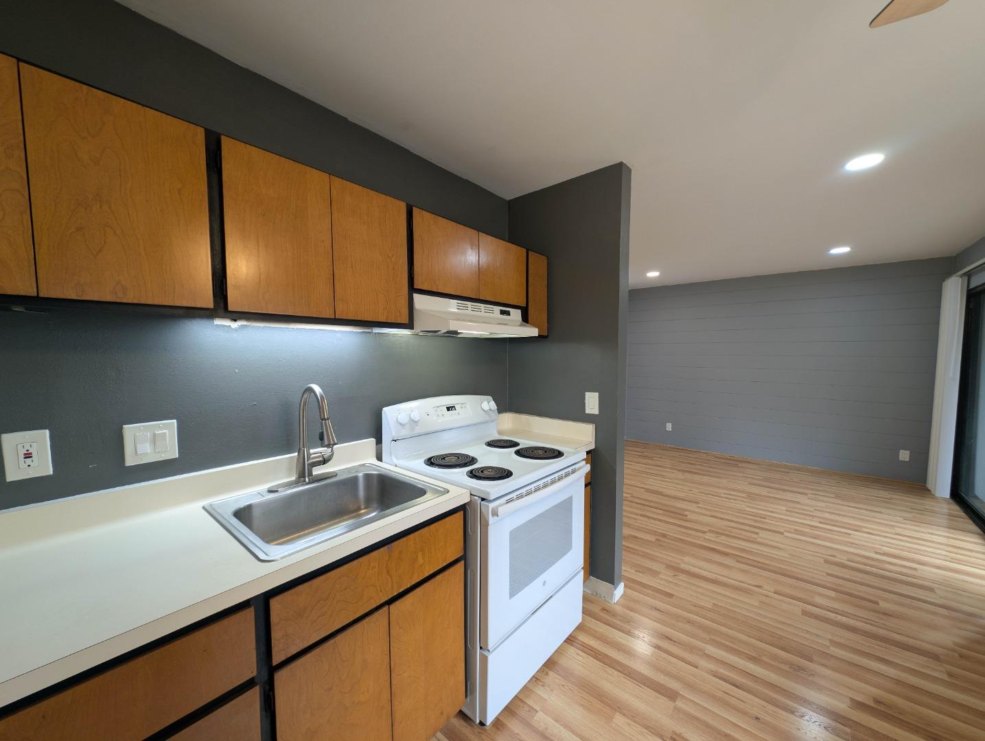 Detail Gallery Image 3 of 20 For 942 Kiely Blvd #E,  Santa Clara,  CA 95051 - 1 Beds | 1 Baths
