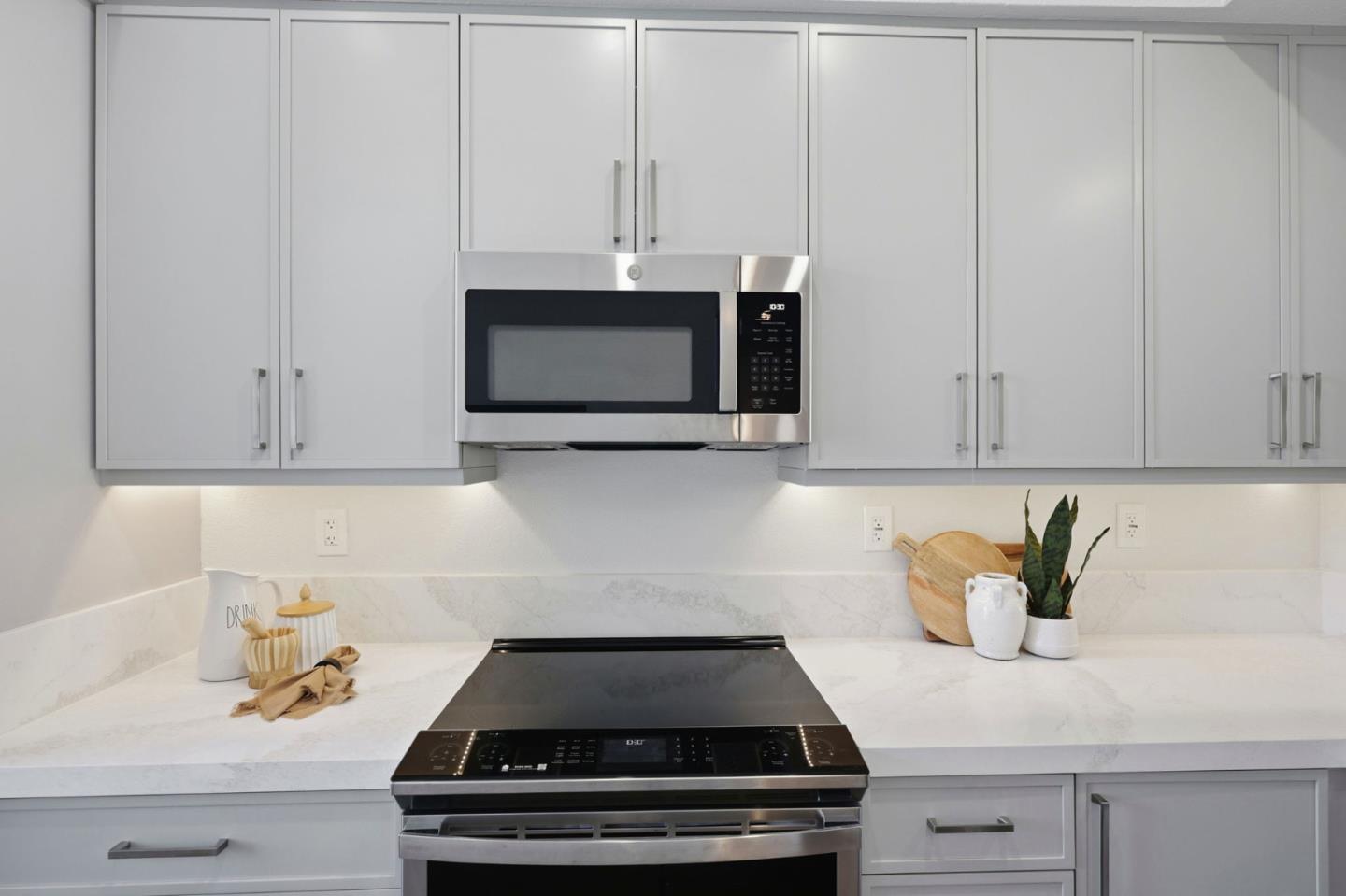 Detail Gallery Image 10 of 49 For 332 Crescent Ct, Brisbane,  CA 94005 - 2 Beds | 2 Baths