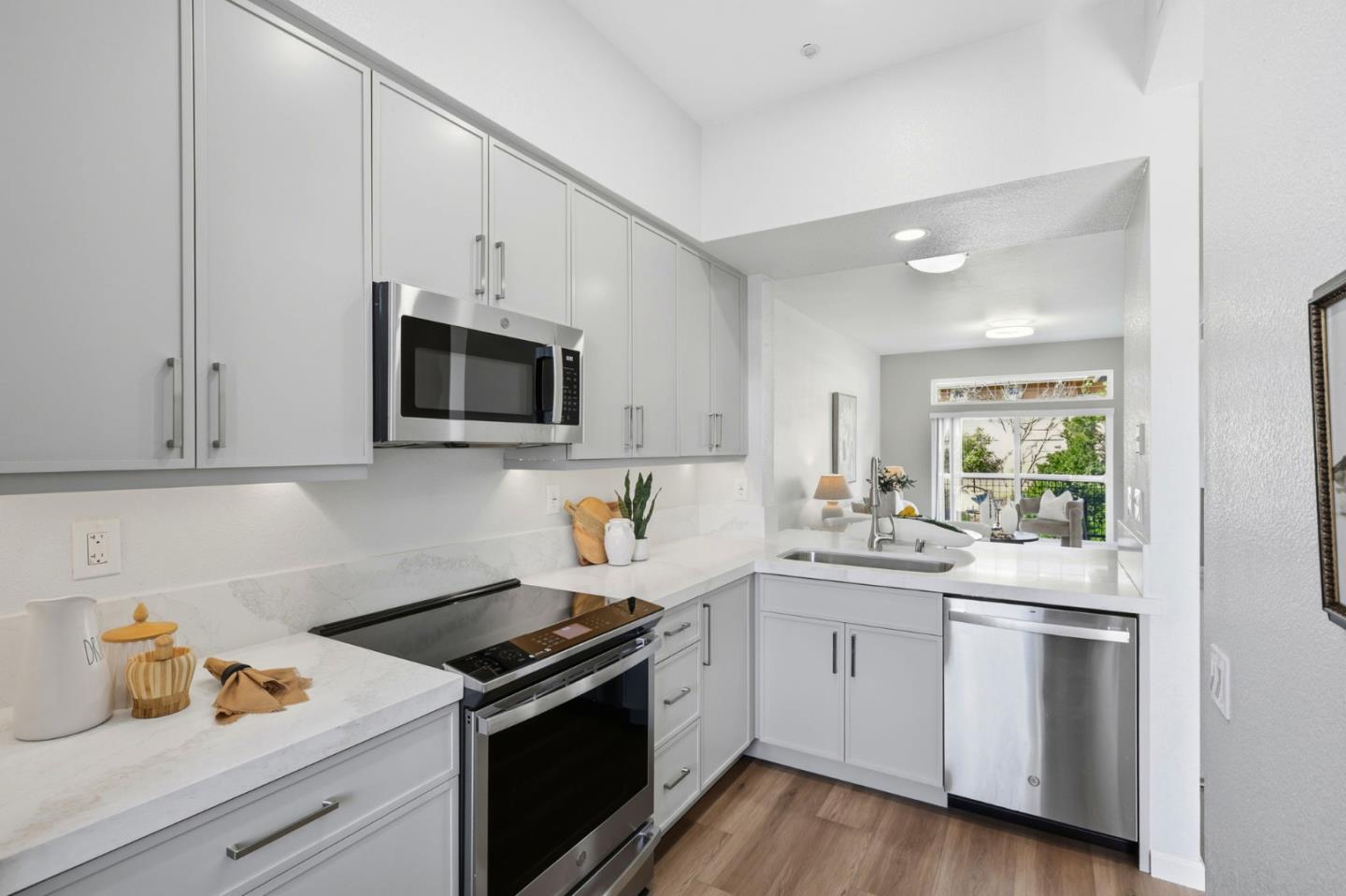 Detail Gallery Image 11 of 49 For 332 Crescent Ct, Brisbane,  CA 94005 - 2 Beds | 2 Baths