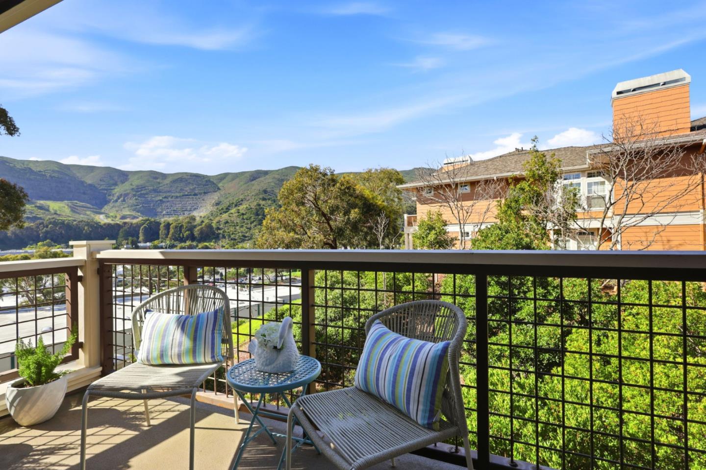 Detail Gallery Image 5 of 49 For 332 Crescent Ct, Brisbane,  CA 94005 - 2 Beds | 2 Baths