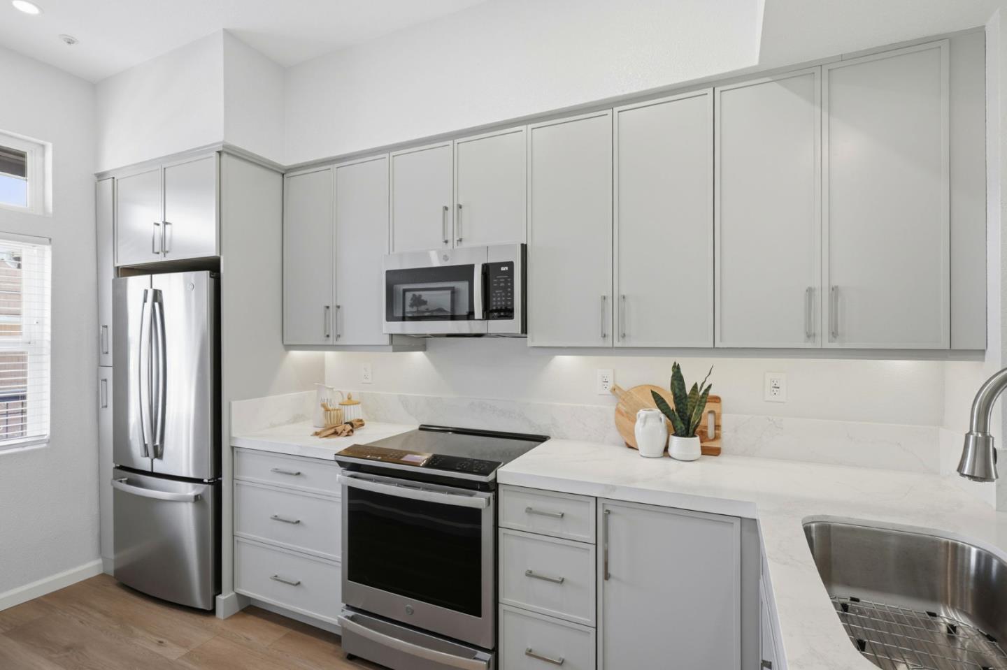 Detail Gallery Image 9 of 49 For 332 Crescent Ct, Brisbane,  CA 94005 - 2 Beds | 2 Baths