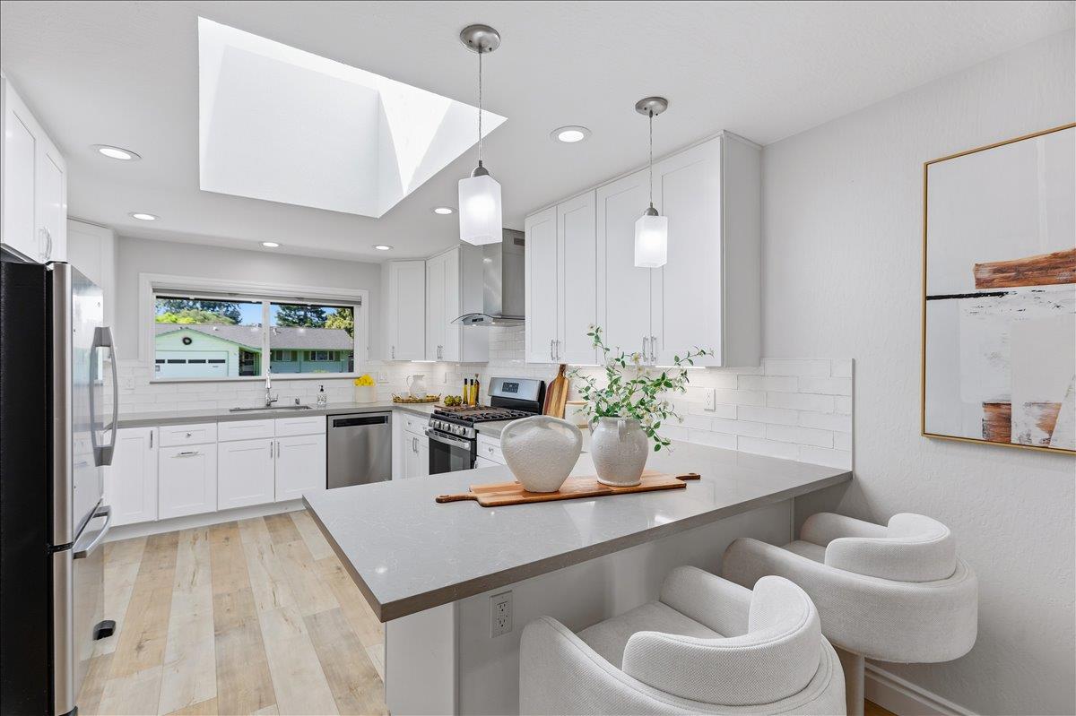 Detail Gallery Image 12 of 44 For 884 Hollenbeck, Sunnyvale,  CA 94087 - 3 Beds | 2 Baths