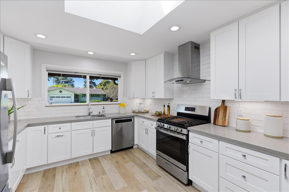 Detail Gallery Image 14 of 44 For 884 Hollenbeck, Sunnyvale,  CA 94087 - 3 Beds | 2 Baths