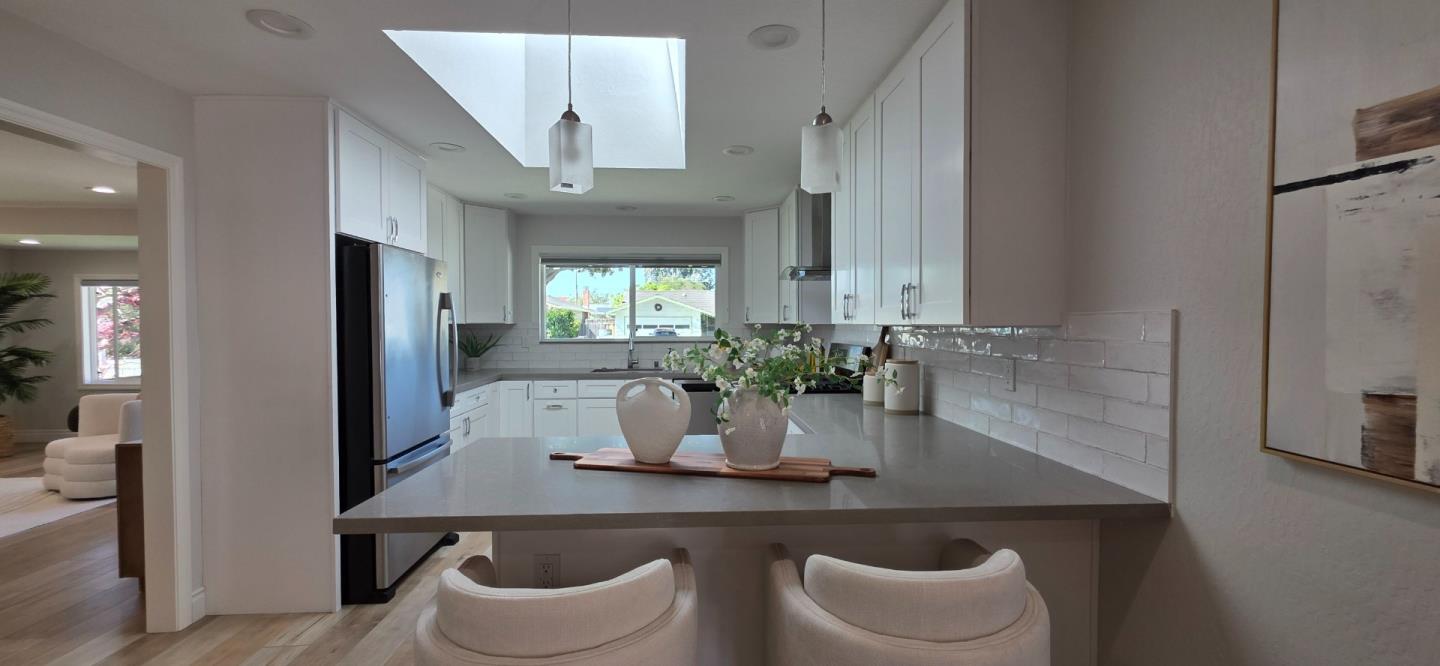 Detail Gallery Image 3 of 9 For 884 Hollenbeck, Sunnyvale,  CA 94087 - 3 Beds | 2 Baths