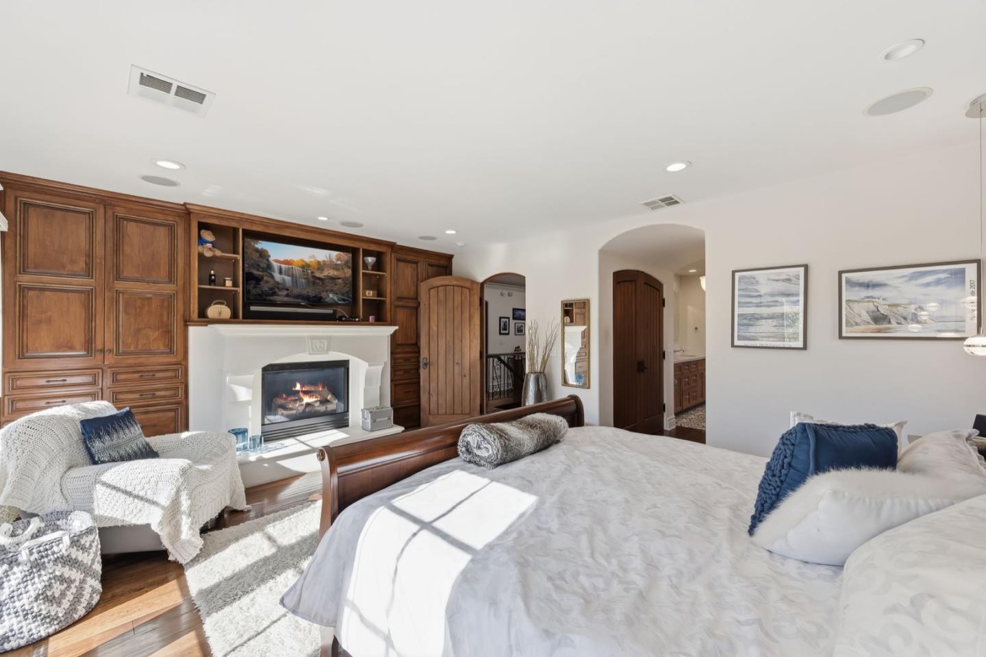 Detail Gallery Image 27 of 56 For 926 Rosewood Ave, San Carlos,  CA 94070 - 4 Beds | 2/1 Baths