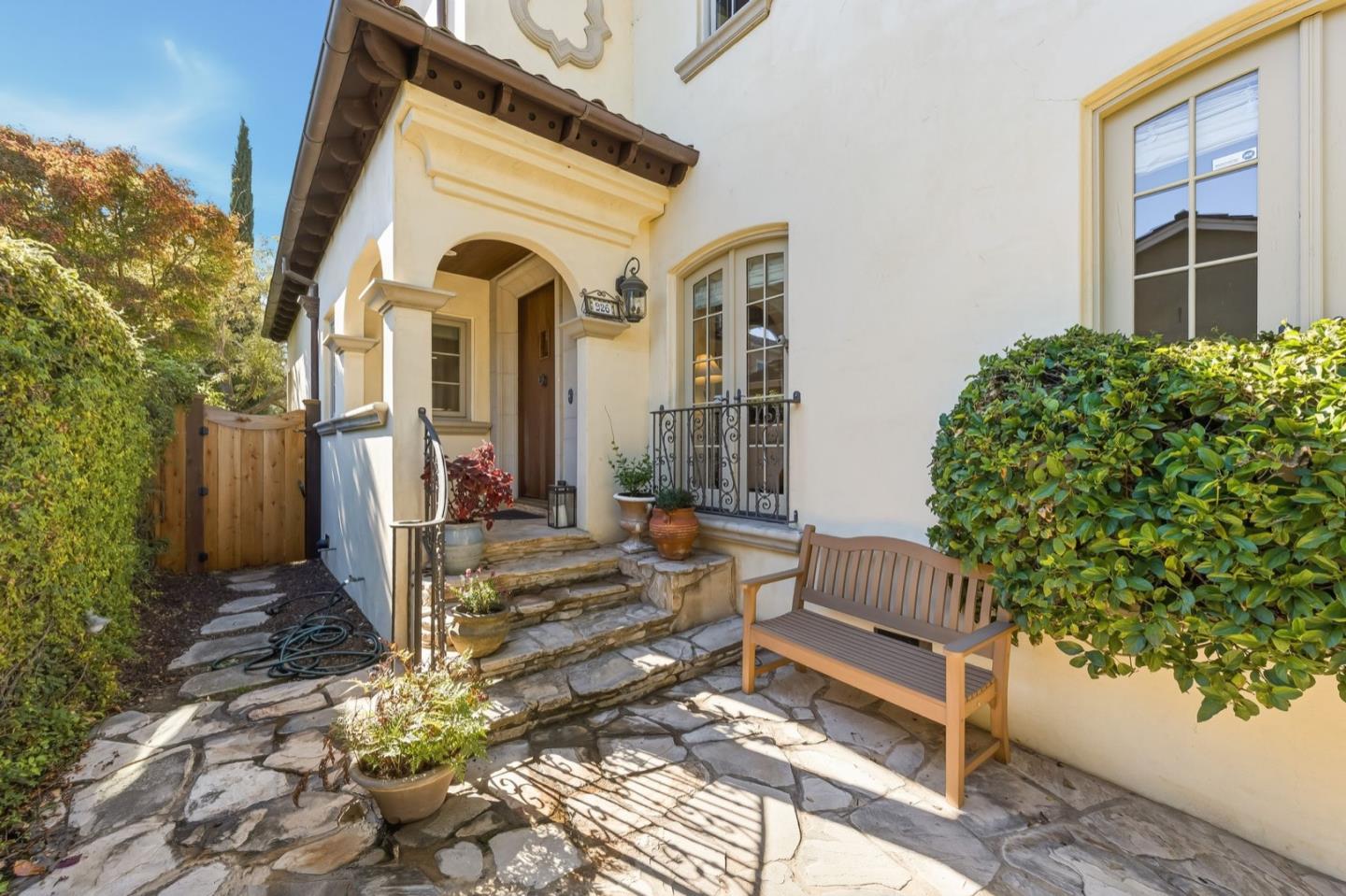 Detail Gallery Image 7 of 56 For 926 Rosewood Ave, San Carlos,  CA 94070 - 4 Beds | 2/1 Baths