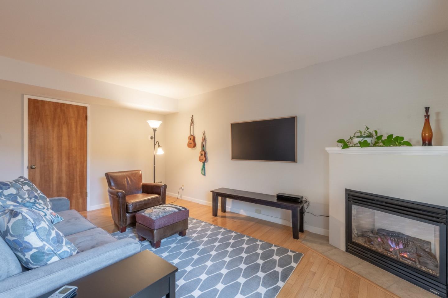 Detail Gallery Image 5 of 31 For 128 Cypress Grove Ct, Marina,  CA 93933 - 2 Beds | 1/1 Baths