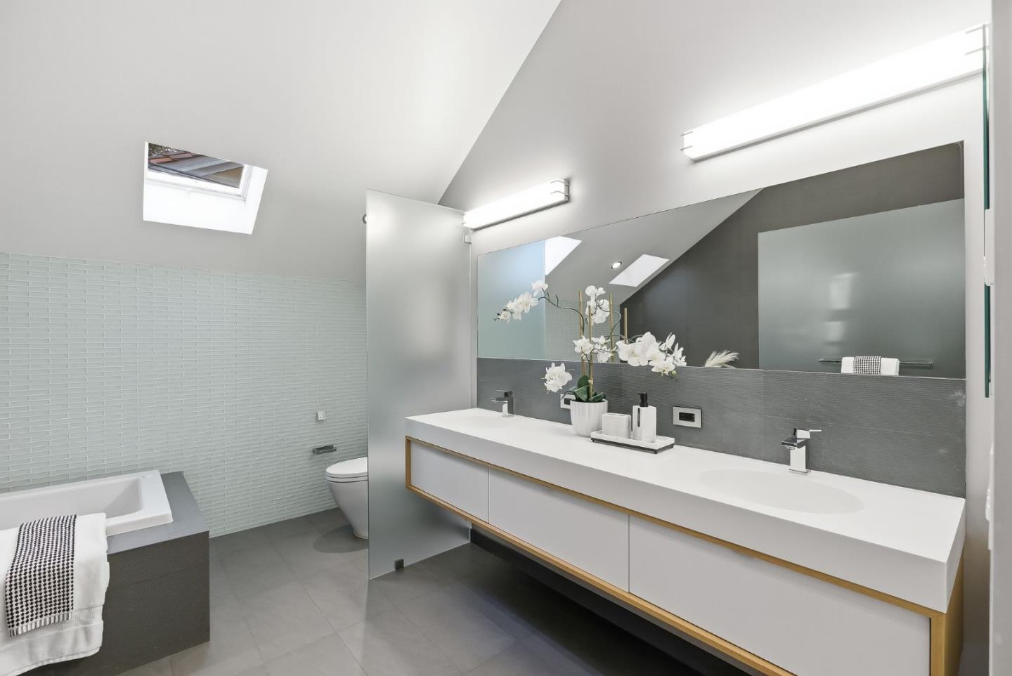 Detail Gallery Image 8 of 63 For 129 Lowell Ave, Palo Alto,  CA 94301 - 4 Beds | 2/1 Baths