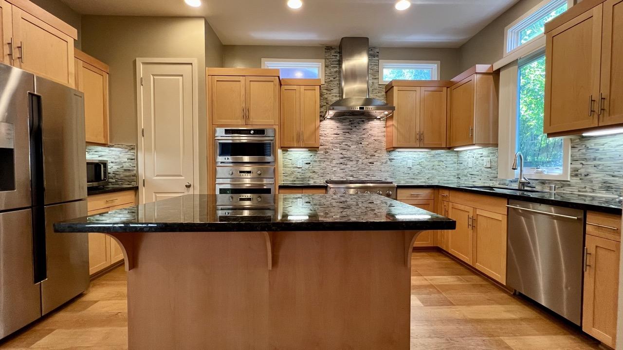 Detail Gallery Image 2 of 24 For 3517 Alma Village Cir, Palo Alto,  CA 94306 - 4 Beds | 4/1 Baths