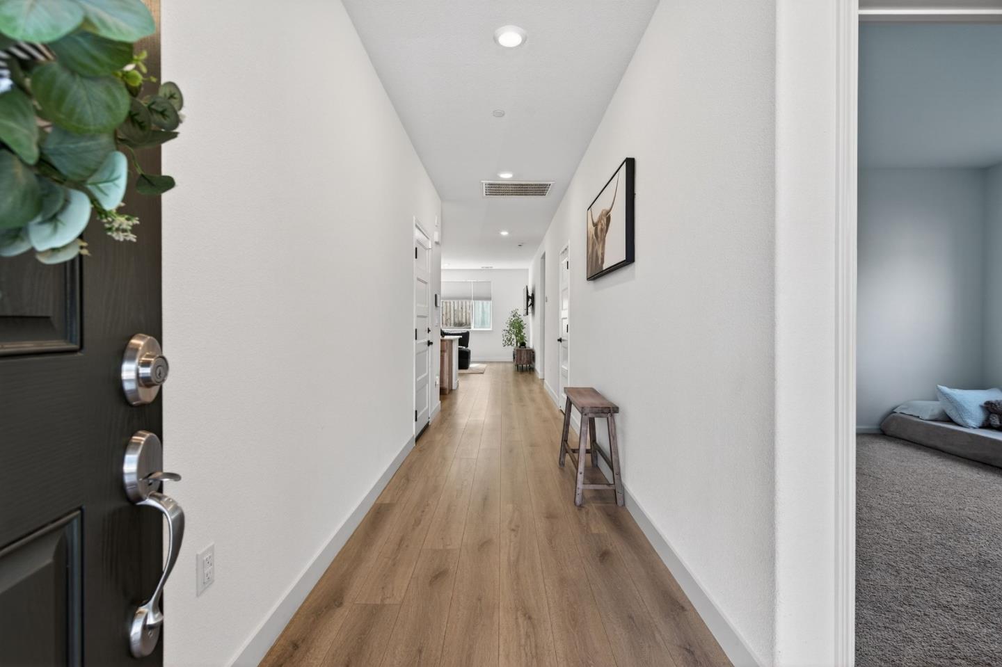 Detail Gallery Image 3 of 31 For 2001 Marigold St, Hollister,  CA 95023 - 3 Beds | 2 Baths