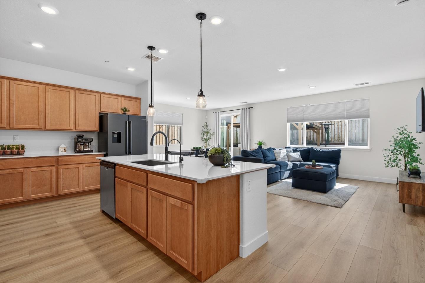 Detail Gallery Image 4 of 31 For 2001 Marigold St, Hollister,  CA 95023 - 3 Beds | 2 Baths