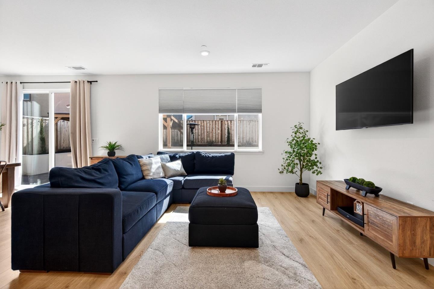 Detail Gallery Image 5 of 31 For 2001 Marigold St, Hollister,  CA 95023 - 3 Beds | 2 Baths