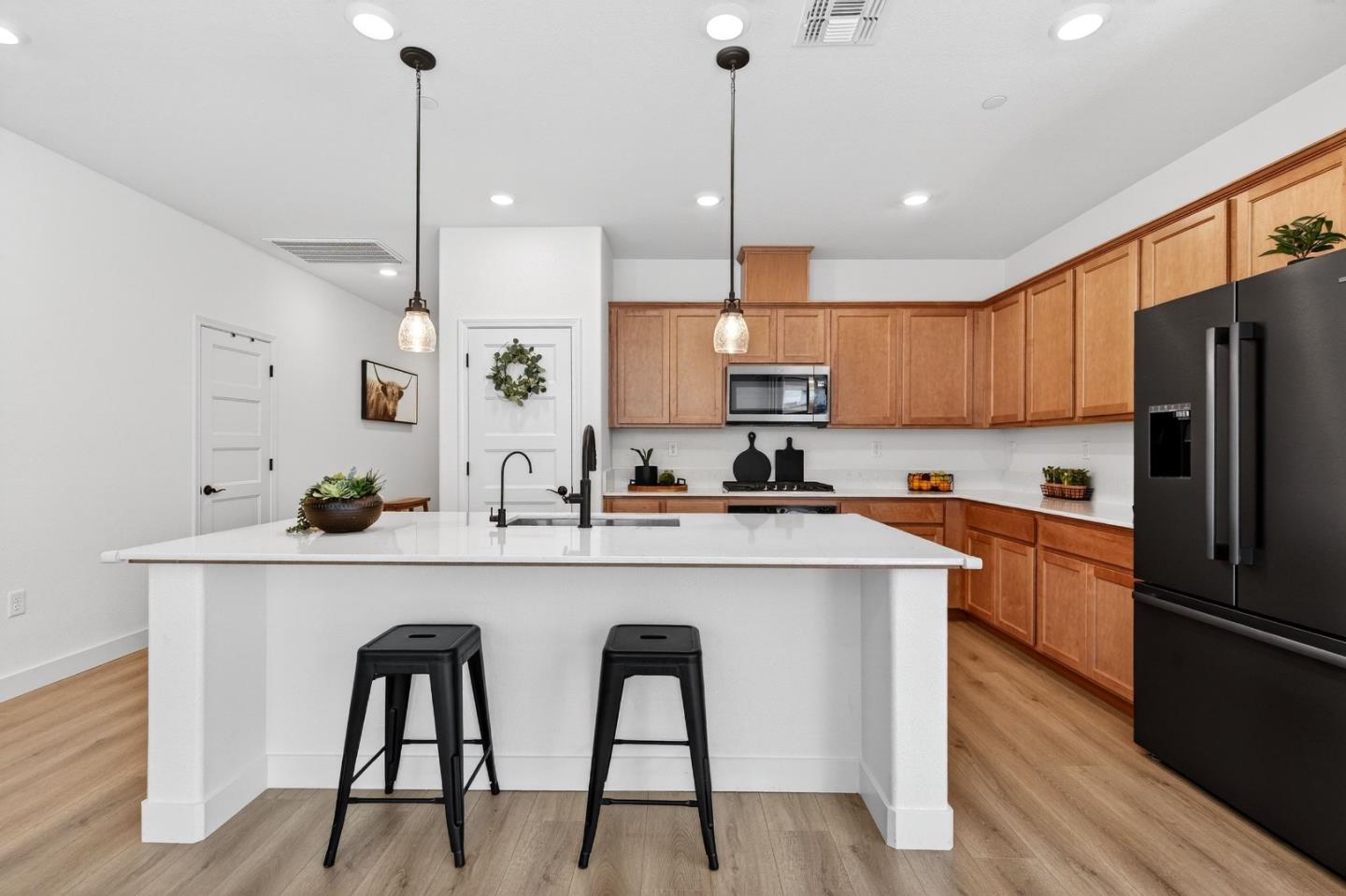 Detail Gallery Image 6 of 31 For 2001 Marigold St, Hollister,  CA 95023 - 3 Beds | 2 Baths