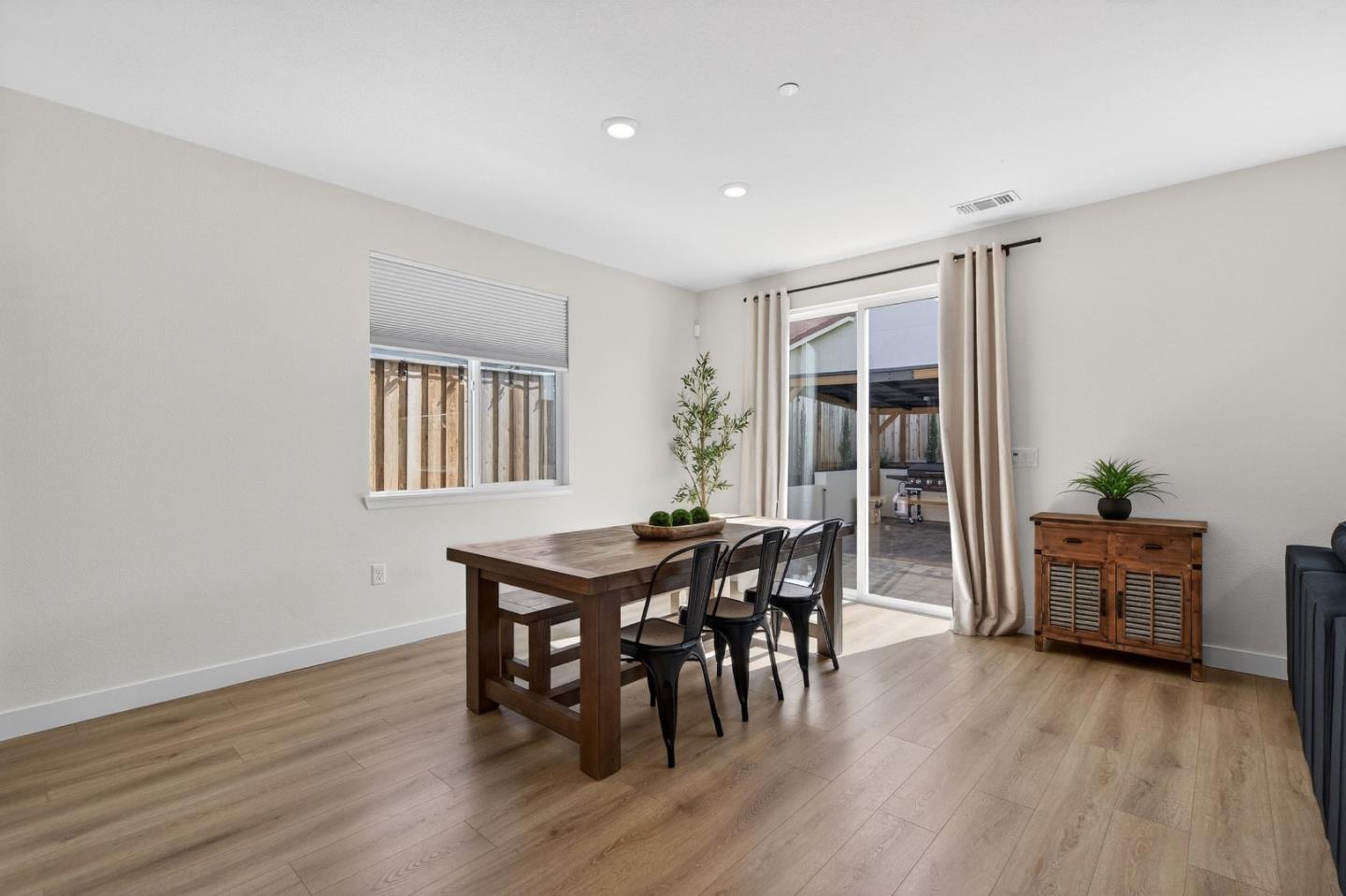 Detail Gallery Image 7 of 31 For 2001 Marigold St, Hollister,  CA 95023 - 3 Beds | 2 Baths