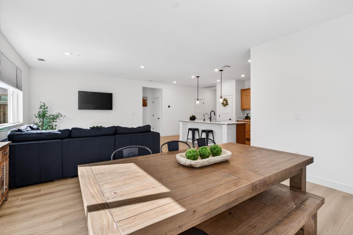 Detail Gallery Image 8 of 31 For 2001 Marigold St, Hollister,  CA 95023 - 3 Beds | 2 Baths