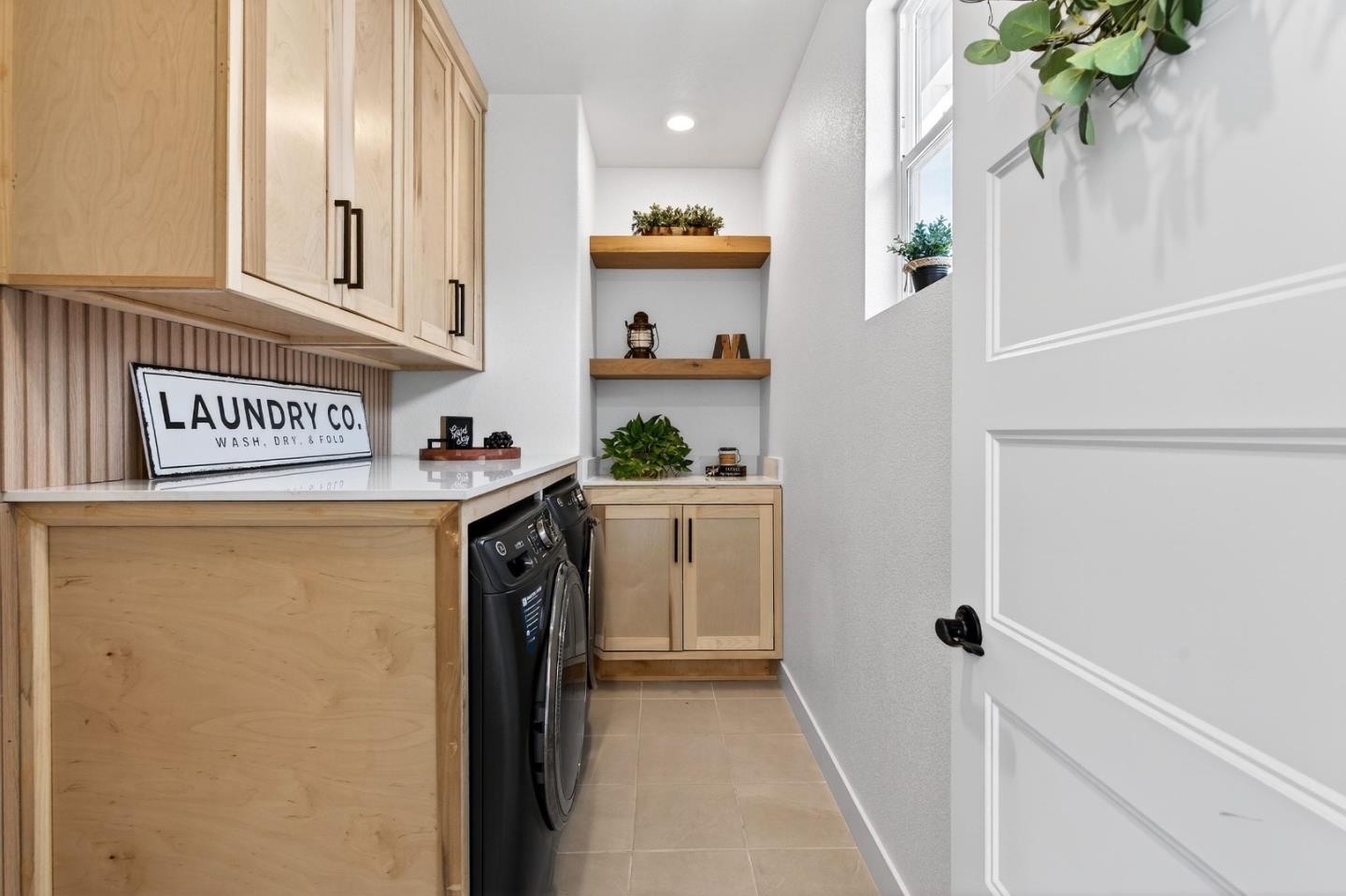 Detail Gallery Image 9 of 31 For 2001 Marigold St, Hollister,  CA 95023 - 3 Beds | 2 Baths