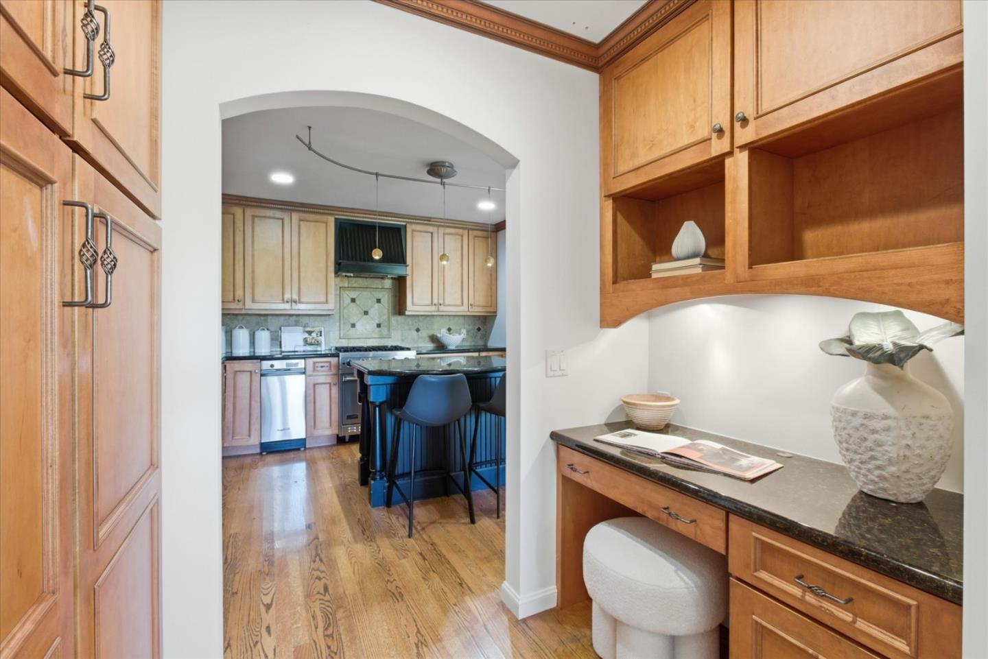 Detail Gallery Image 7 of 30 For 206 Sand Hill Cir, Menlo Park,  CA 94025 - 3 Beds | 2/1 Baths