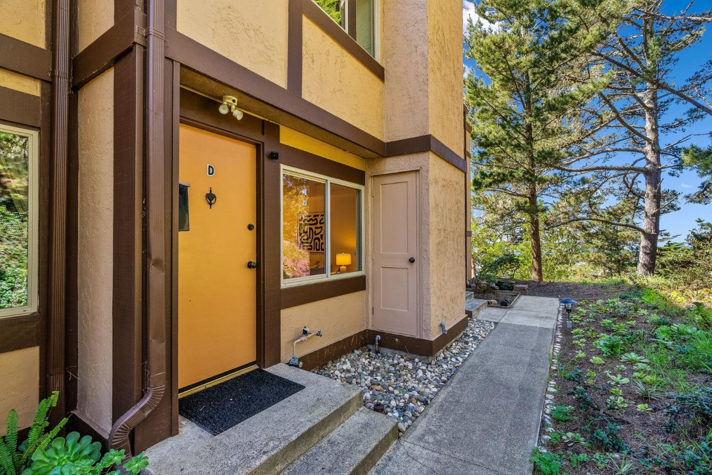 Detail Gallery Image 3 of 26 For 627 Hickey Blvd #D,  Pacifica,  CA 94044 - 2 Beds | 1/1 Baths