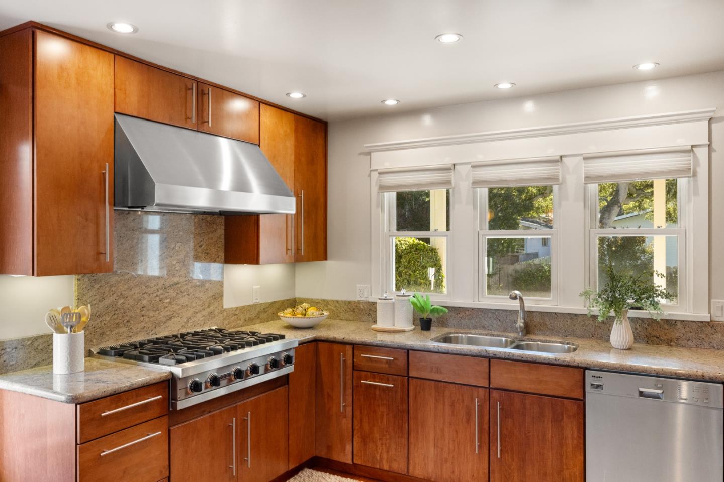 Detail Gallery Image 15 of 65 For 675 Pine St, Monterey,  CA 93940 - 5 Beds | 3/1 Baths