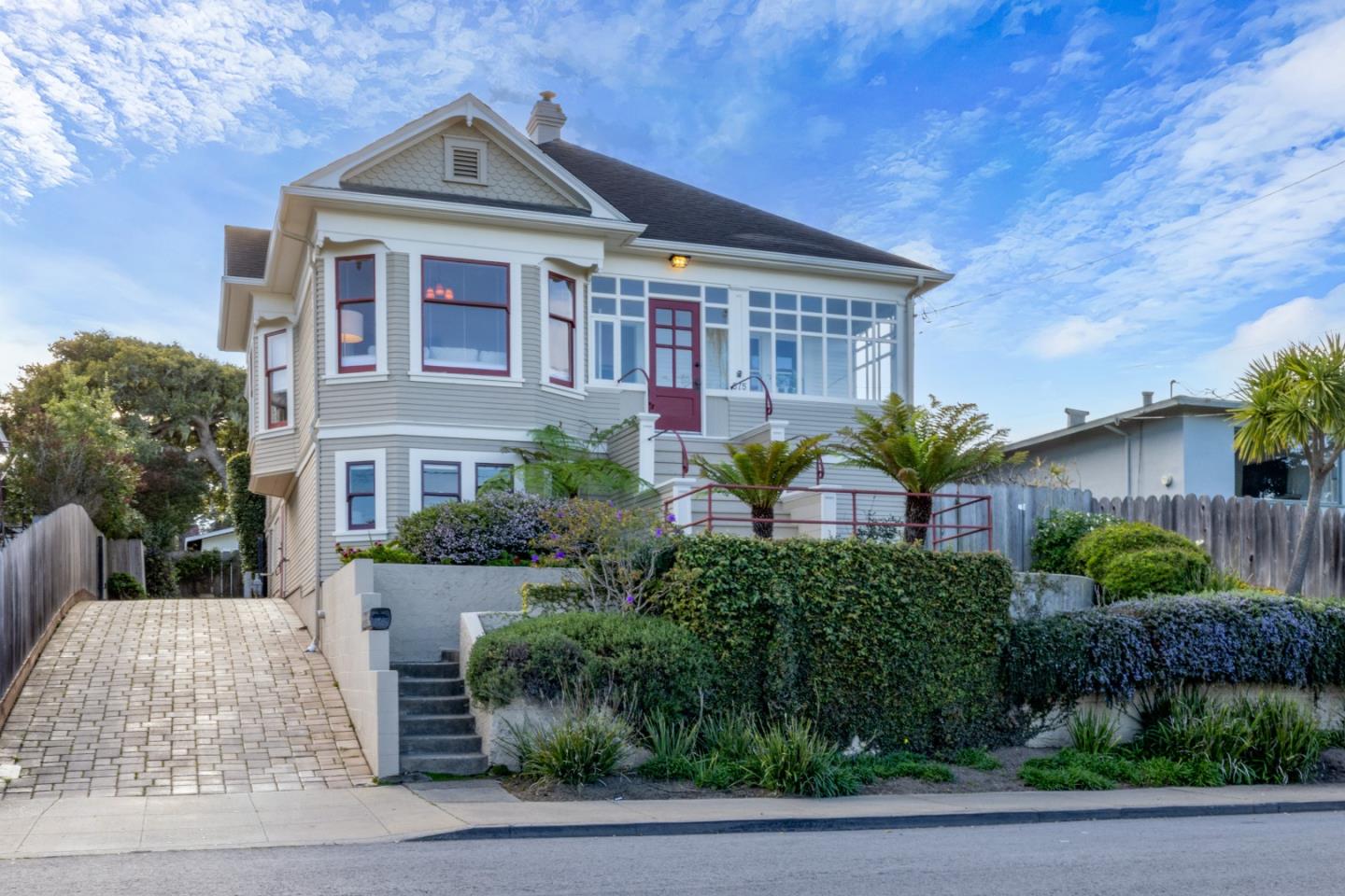 Detail Gallery Image 3 of 65 For 675 Pine St, Monterey,  CA 93940 - 5 Beds | 3/1 Baths