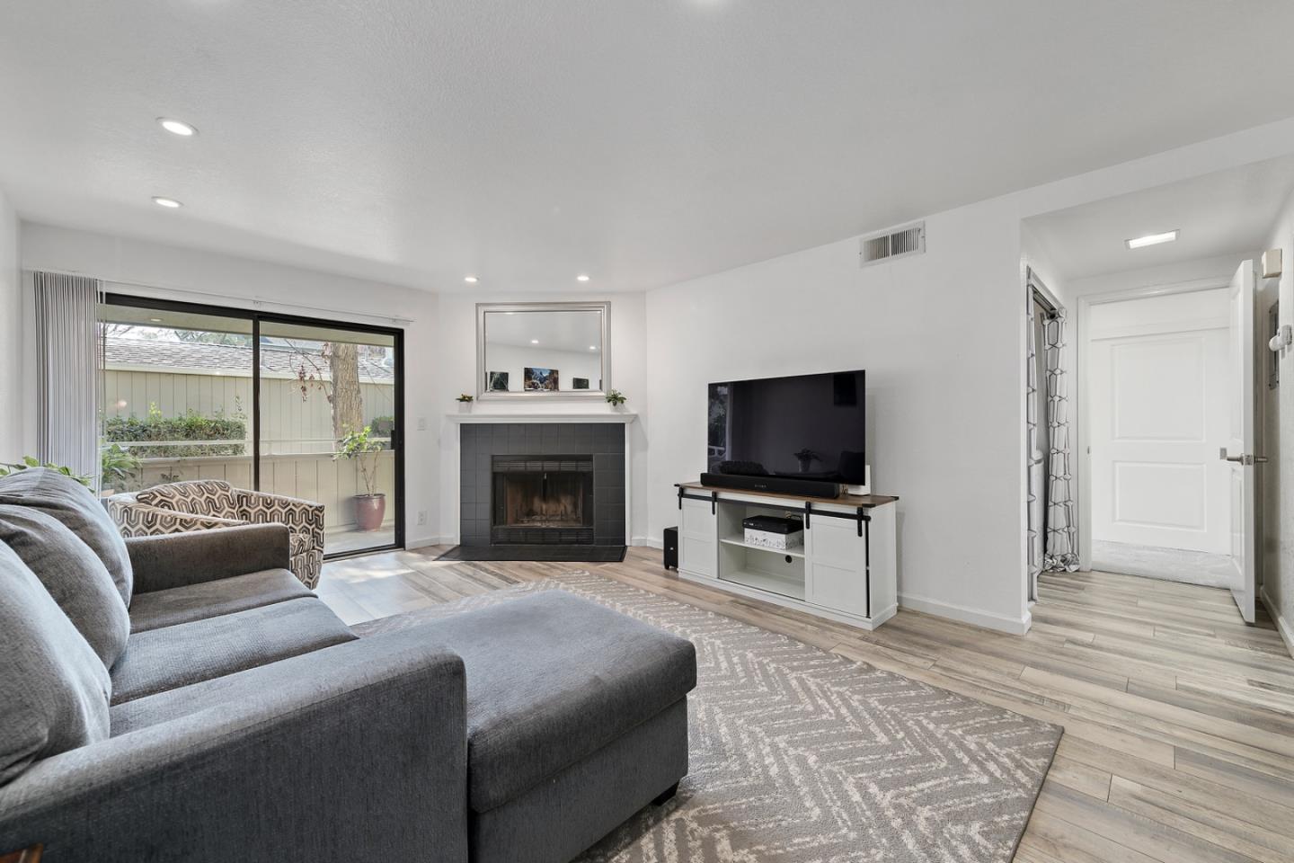 Detail Gallery Image 4 of 23 For 1751 Braddock Ct, San Jose,  CA 95125 - 2 Beds | 2 Baths