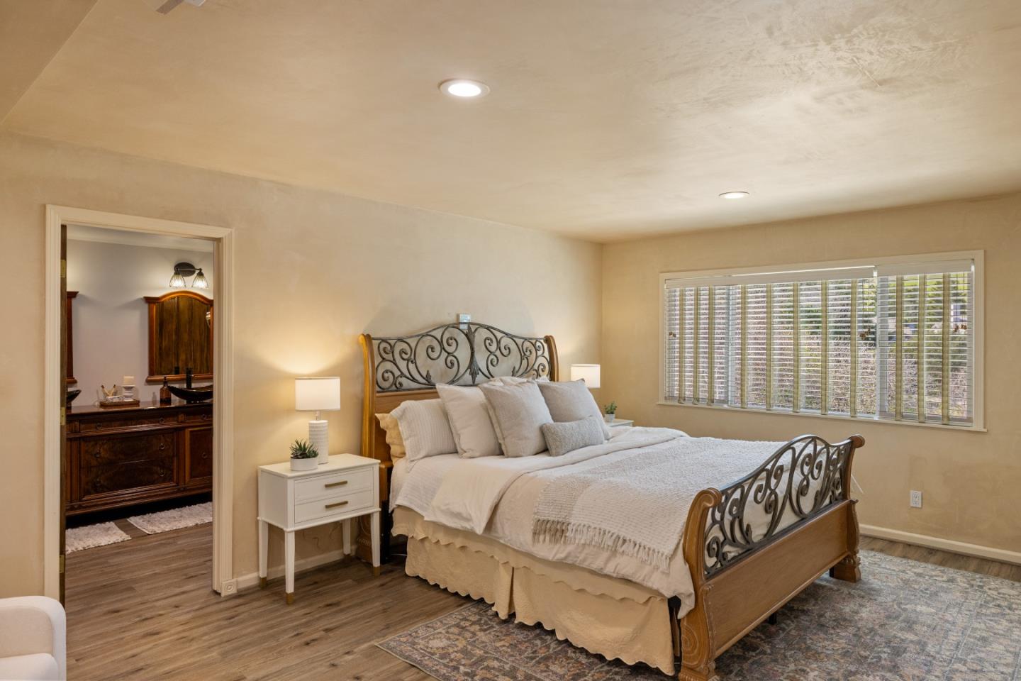 Detail Gallery Image 11 of 25 For 22700 Picador Dr, Salinas,  CA 93908 - 4 Beds | 3 Baths