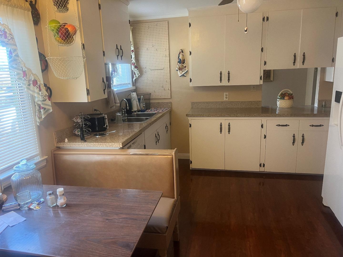 Detail Gallery Image 10 of 13 For 1022 Montgomery St, San Carlos,  CA 94070 - 3 Beds | 1/2 Baths