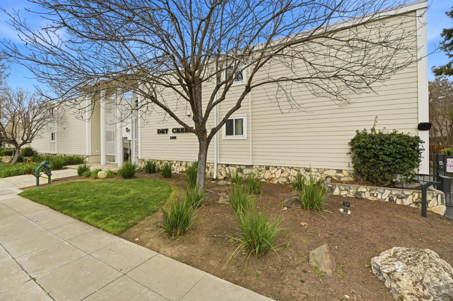 Detail Gallery Image 3 of 37 For 1898 Meridian Ave #24,  San Jose,  CA 95125 - 3 Beds | 2 Baths