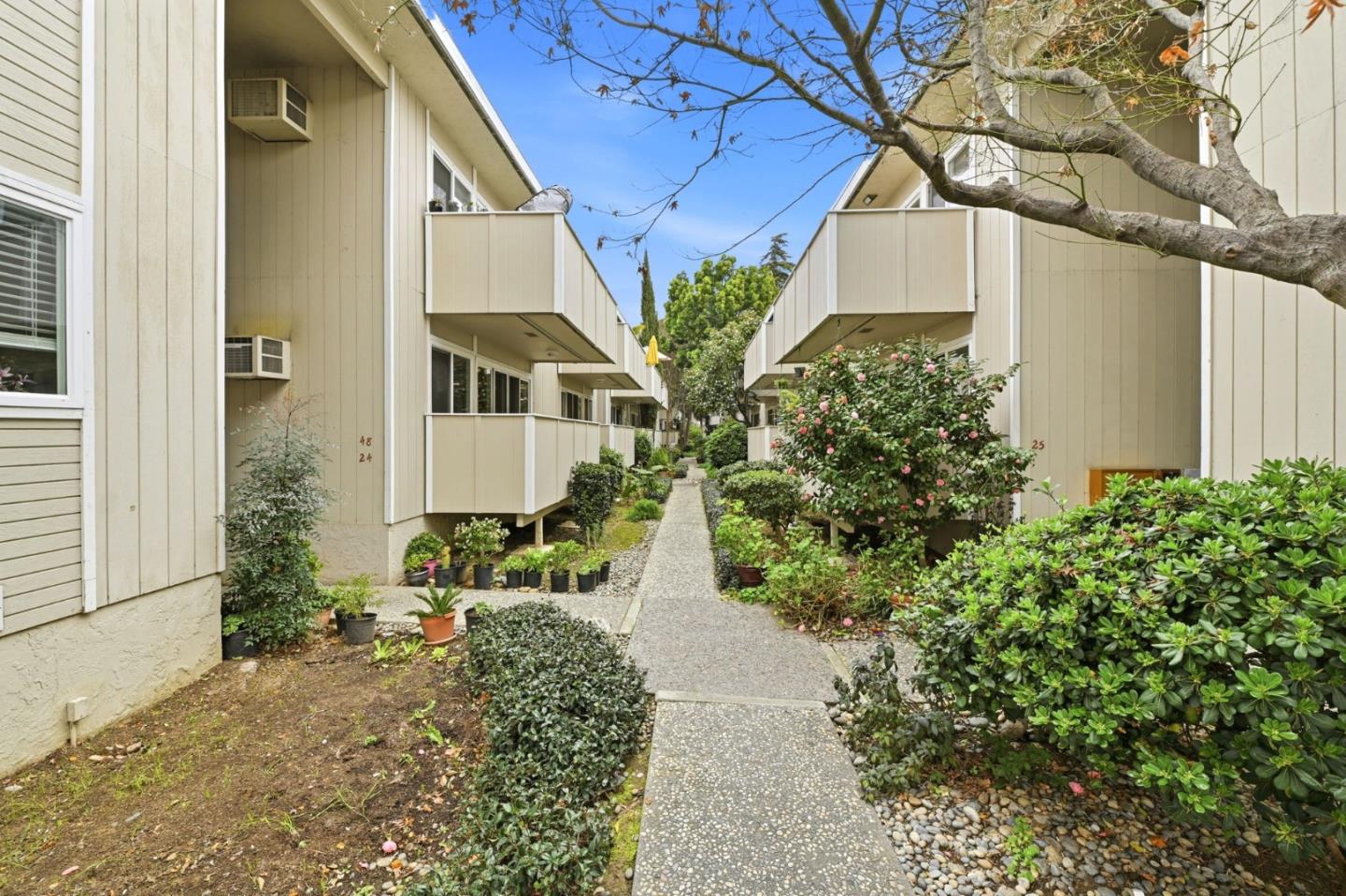 Detail Gallery Image 4 of 37 For 1898 Meridian Ave #24,  San Jose,  CA 95125 - 3 Beds | 2 Baths