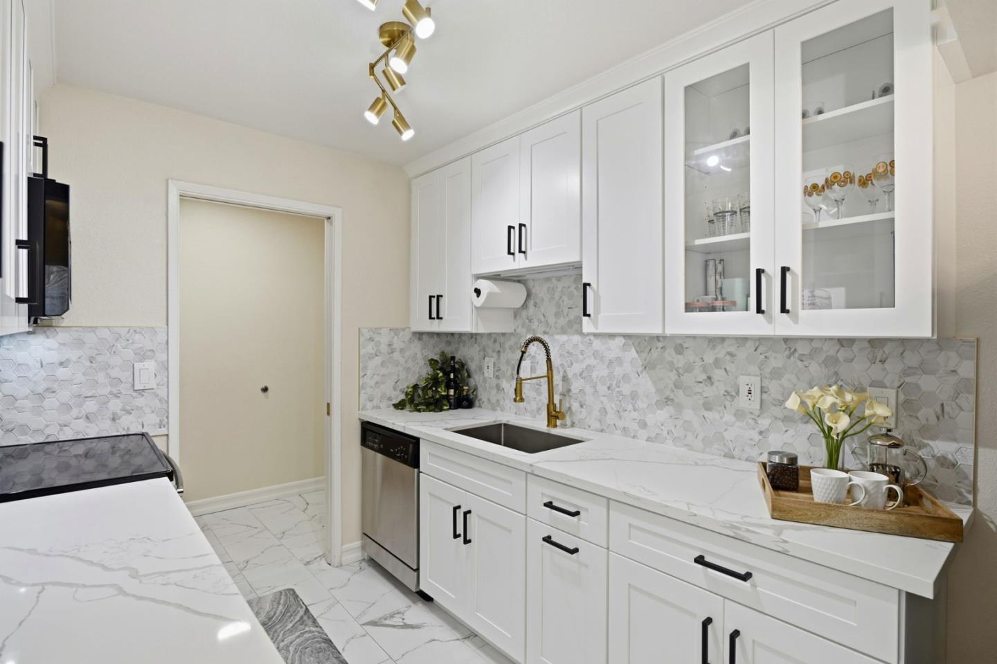 Detail Gallery Image 8 of 37 For 1898 Meridian Ave #24,  San Jose,  CA 95125 - 3 Beds | 2 Baths