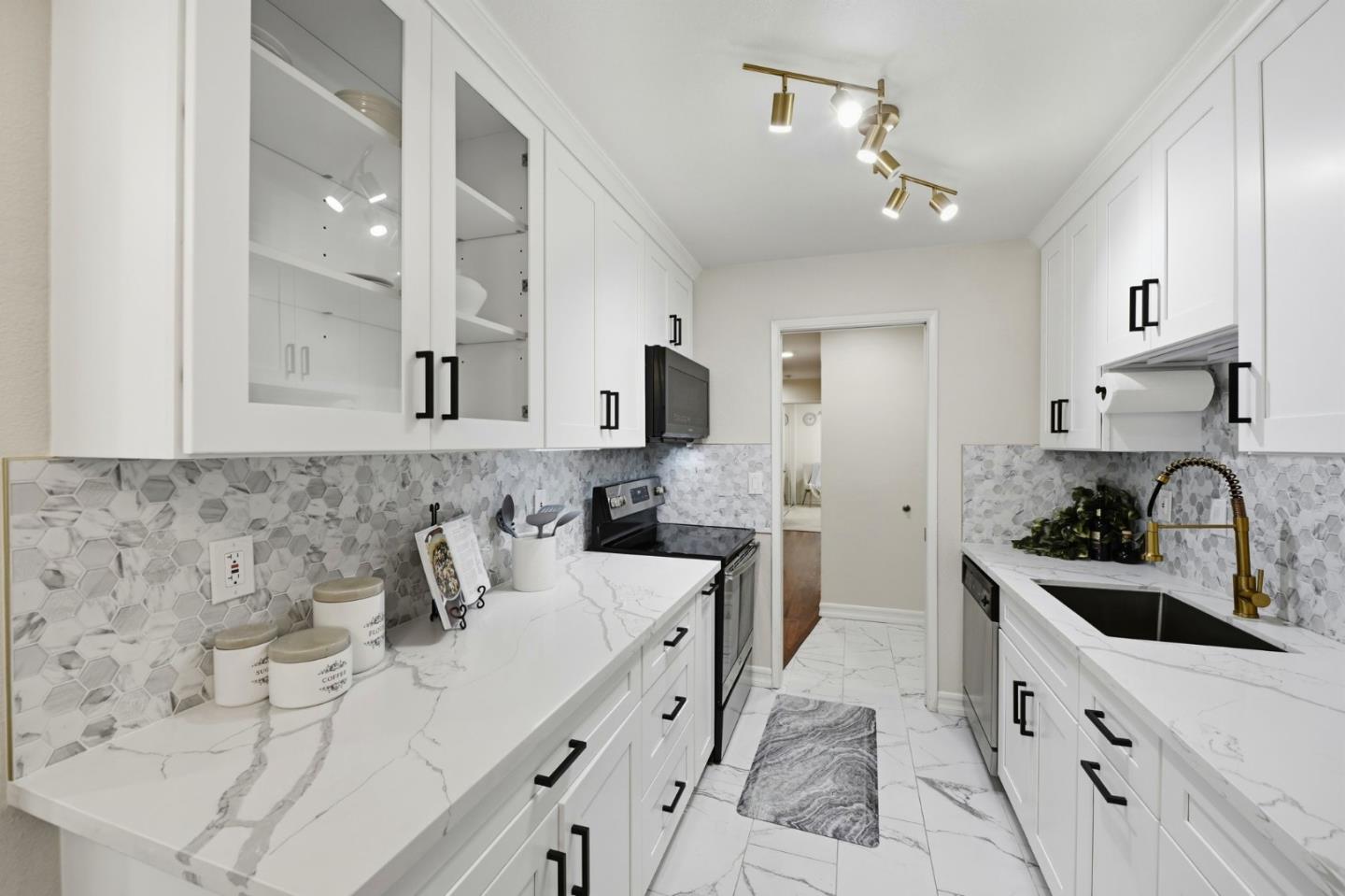 Detail Gallery Image 9 of 37 For 1898 Meridian Ave #24,  San Jose,  CA 95125 - 3 Beds | 2 Baths