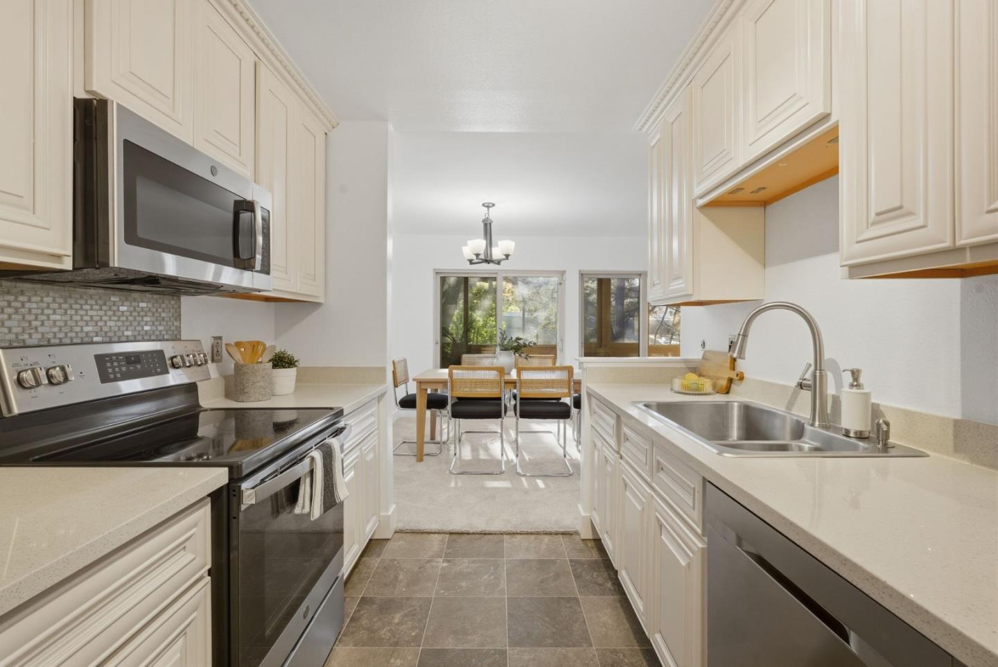 Detail Gallery Image 8 of 58 For 332 Philip Dr #101,  Daly City,  CA 94015 - 3 Beds | 2 Baths