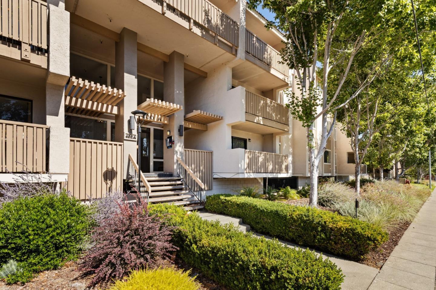 Detail Gallery Image 2 of 37 For 400 Ortega Ave #301,  Mountain View,  CA 94040 - 2 Beds | 1 Baths