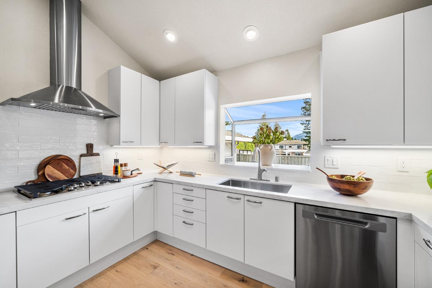 Detail Gallery Image 14 of 54 For 17981 Rose Ct, Monte Sereno,  CA 95030 - 3 Beds | 2 Baths