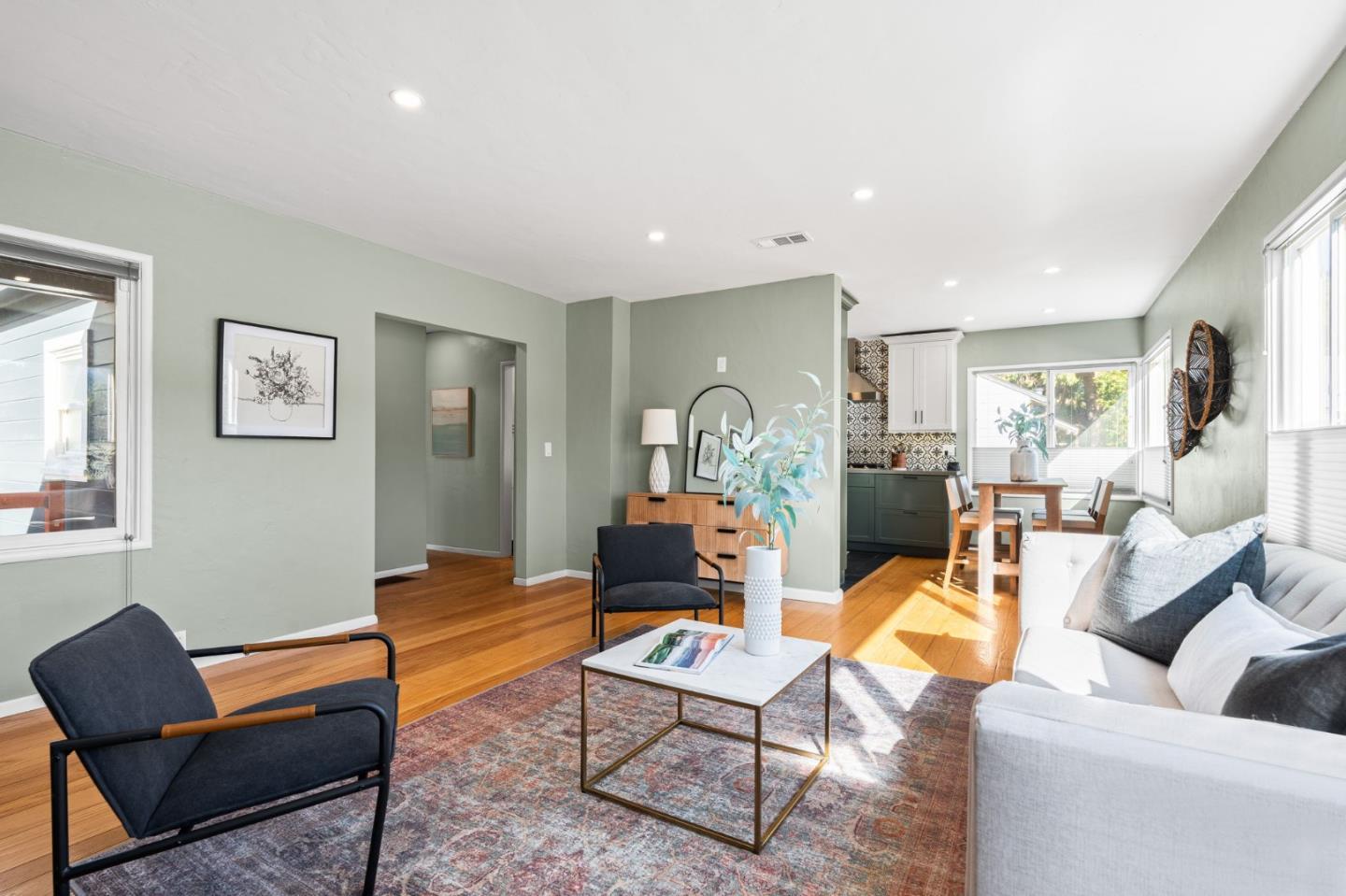 Detail Gallery Image 11 of 46 For 8124 Greenly Dr, Oakland,  CA 94605 - 4 Beds | 2/1 Baths