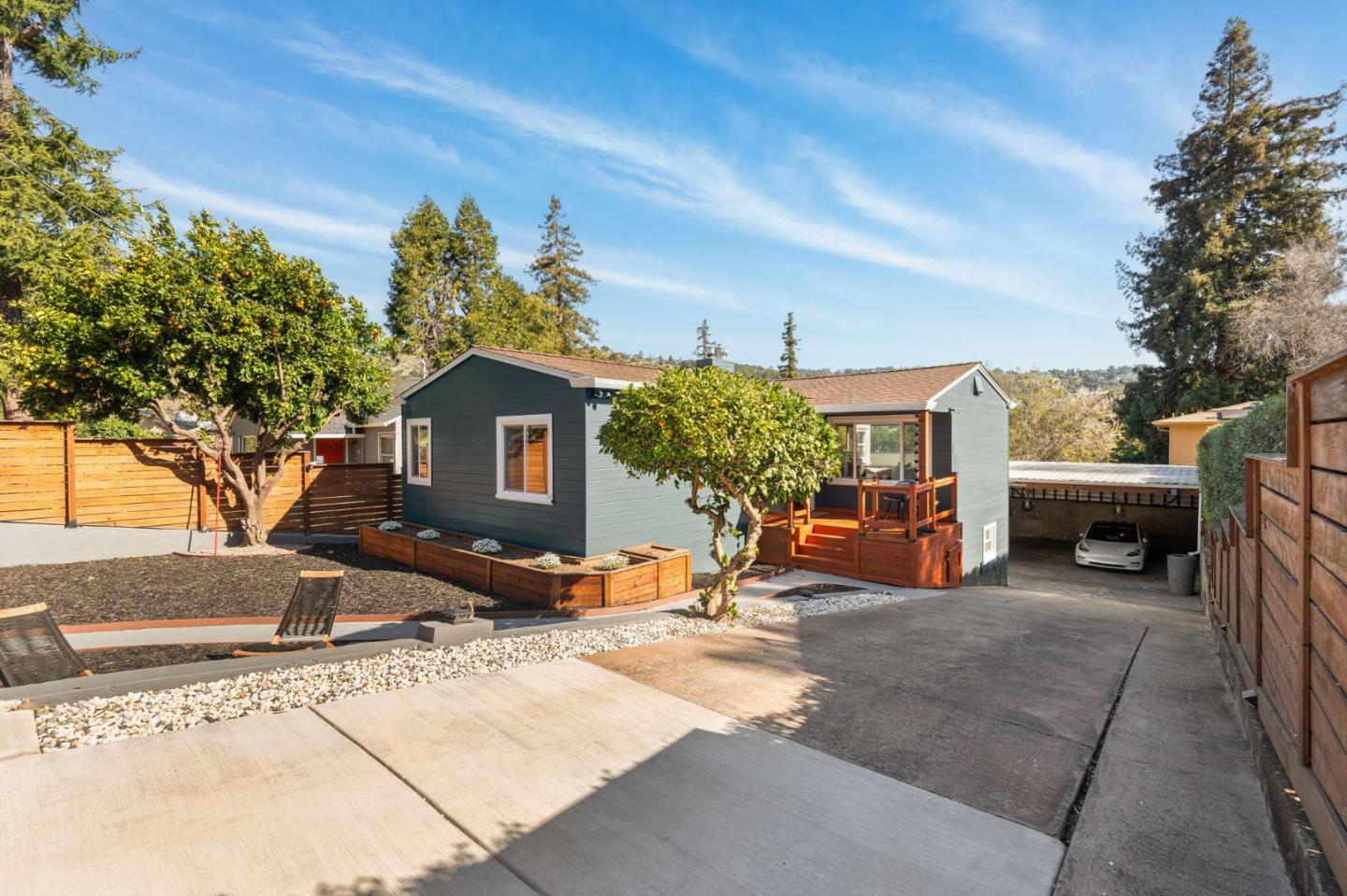 Detail Gallery Image 5 of 46 For 8124 Greenly Dr, Oakland,  CA 94605 - 4 Beds | 2/1 Baths