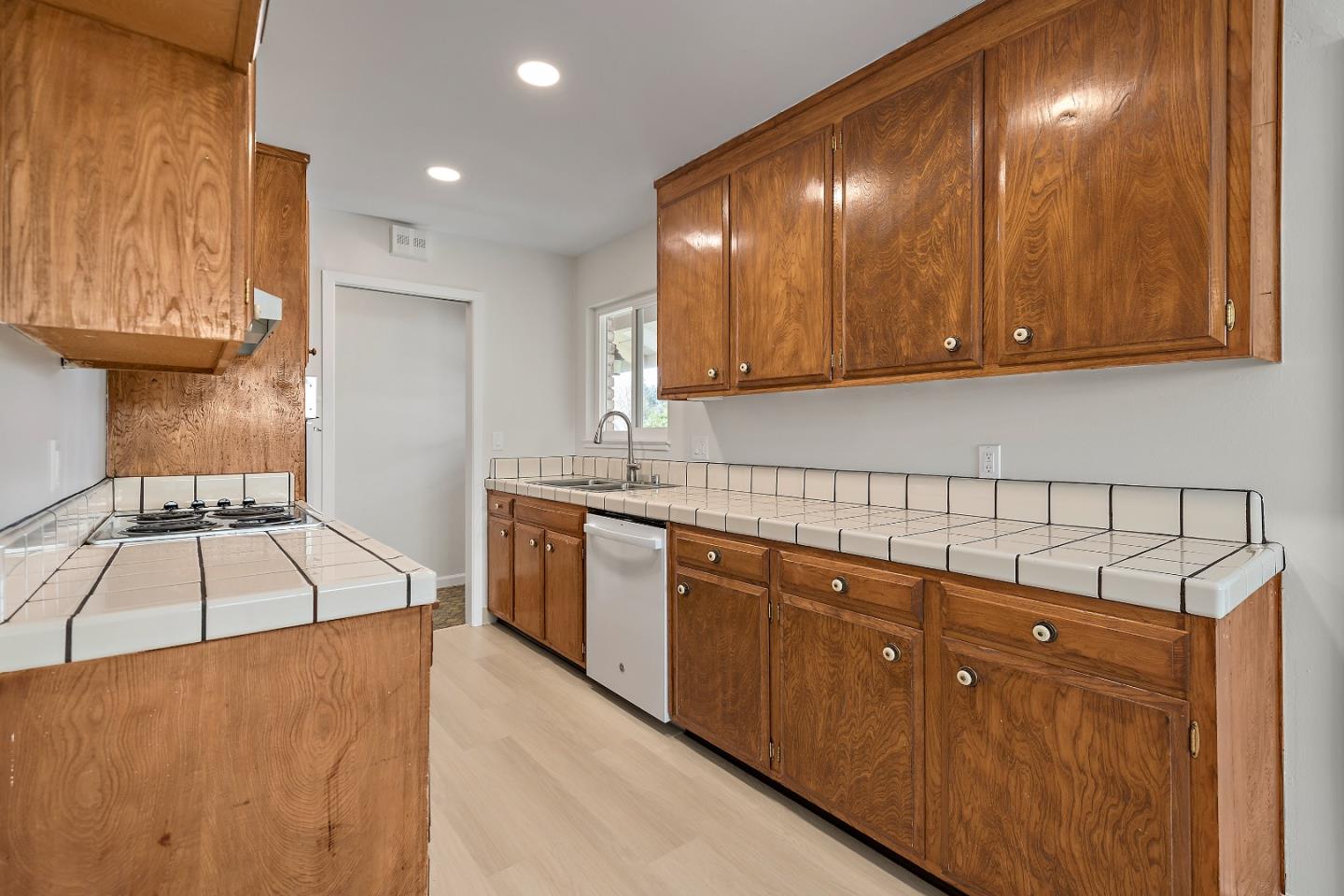 Detail Gallery Image 10 of 22 For 5576 Sunny Oaks Dr, San Jose,  CA 95123 - 3 Beds | 2 Baths