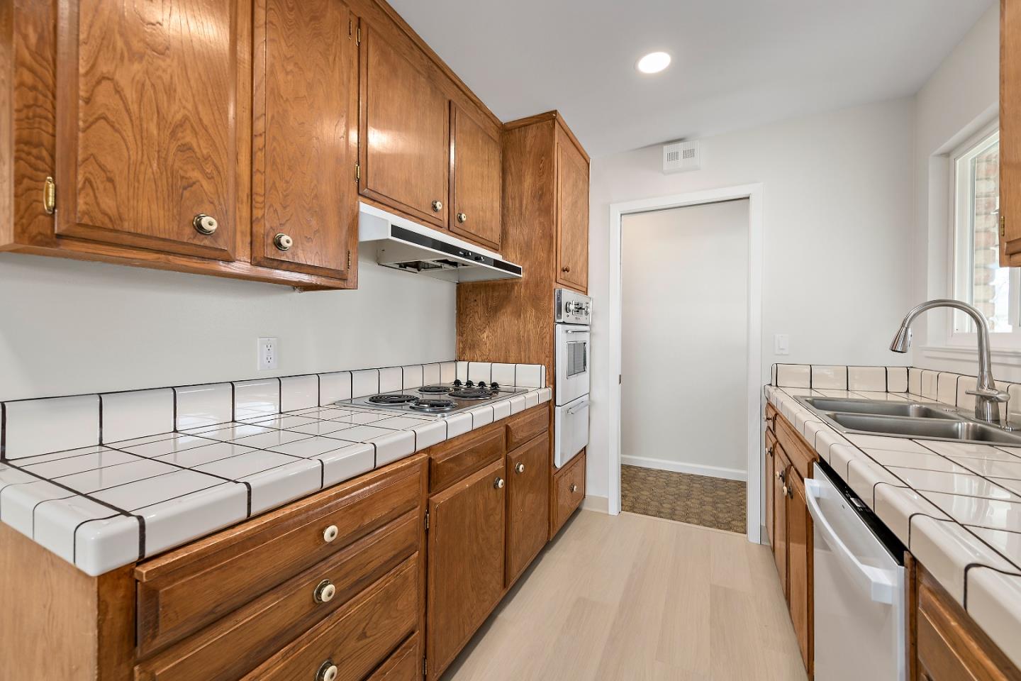 Detail Gallery Image 11 of 22 For 5576 Sunny Oaks Dr, San Jose,  CA 95123 - 3 Beds | 2 Baths