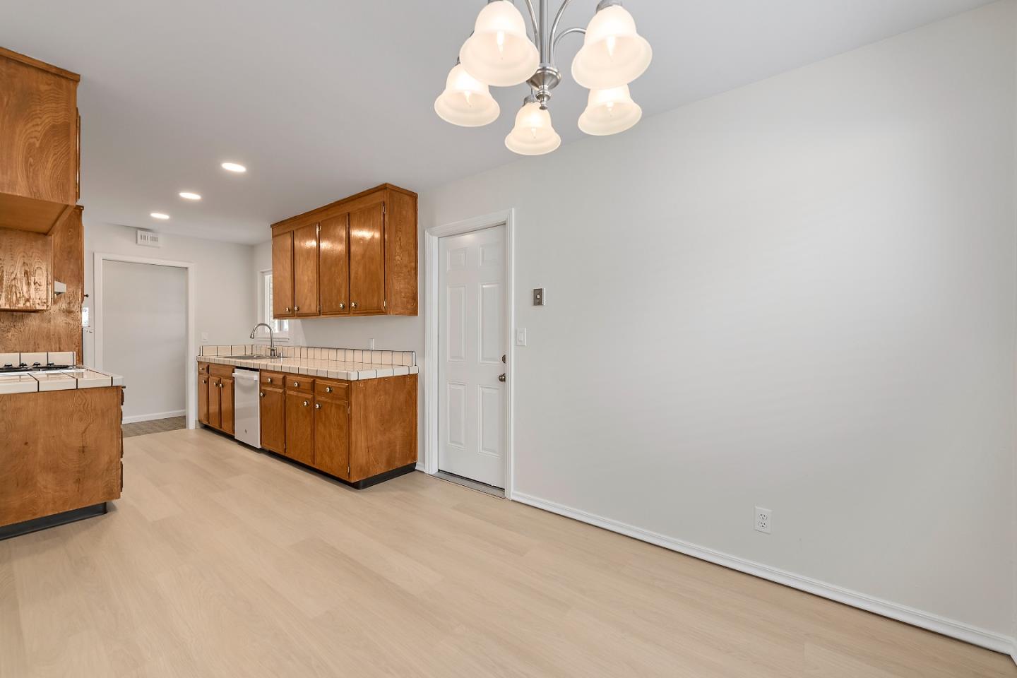 Detail Gallery Image 9 of 22 For 5576 Sunny Oaks Dr, San Jose,  CA 95123 - 3 Beds | 2 Baths