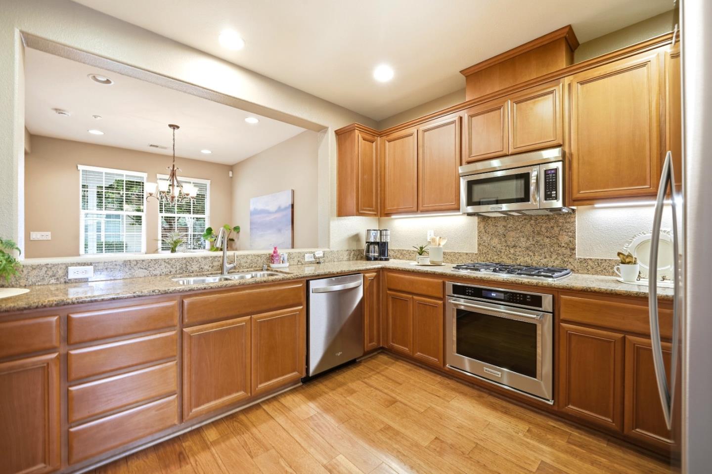 Detail Gallery Image 10 of 42 For 7902 English Oak Cir, Gilroy,  CA 95020 - 3 Beds | 2/1 Baths