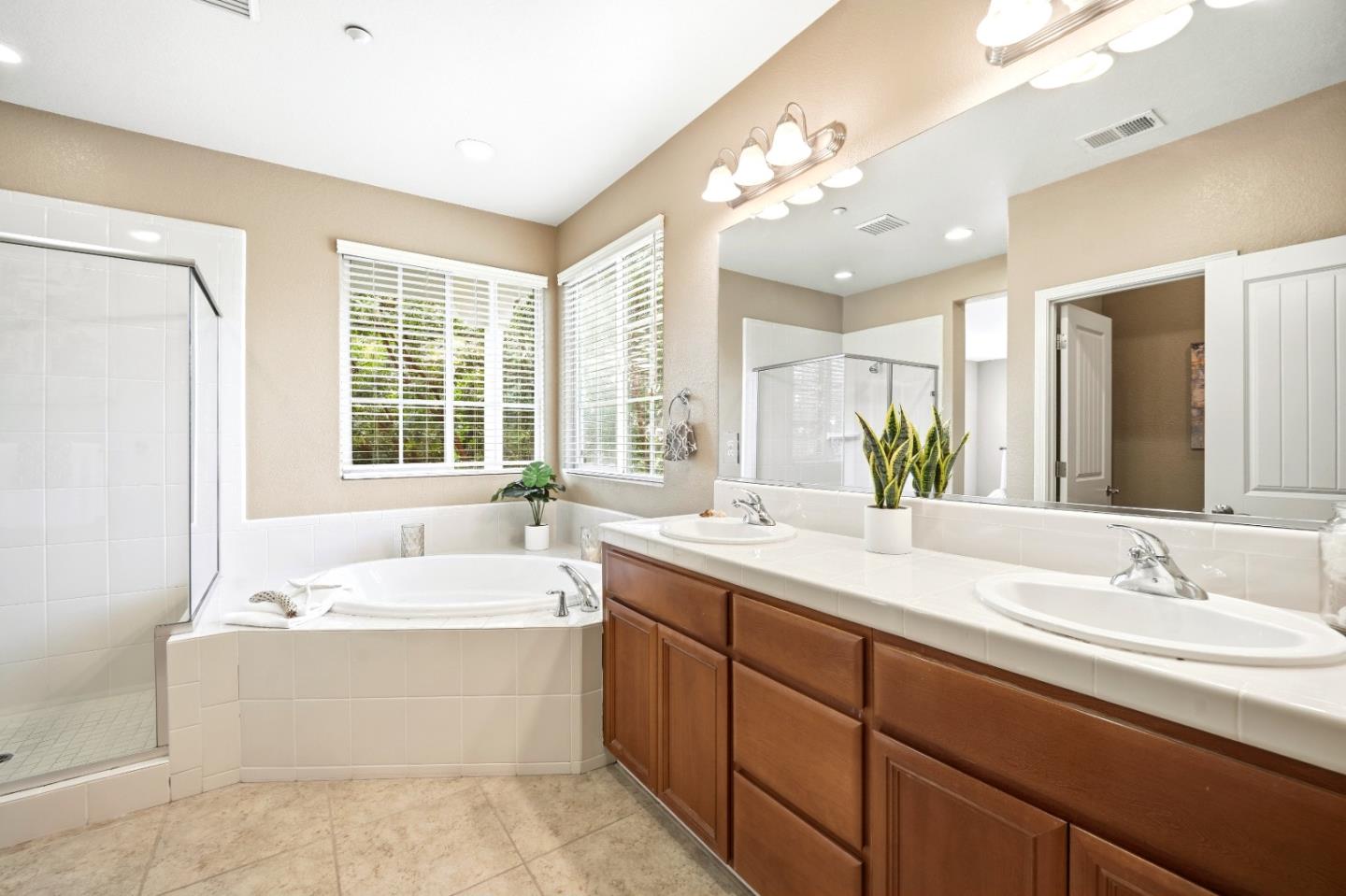 Detail Gallery Image 19 of 42 For 7902 English Oak Cir, Gilroy,  CA 95020 - 3 Beds | 2/1 Baths