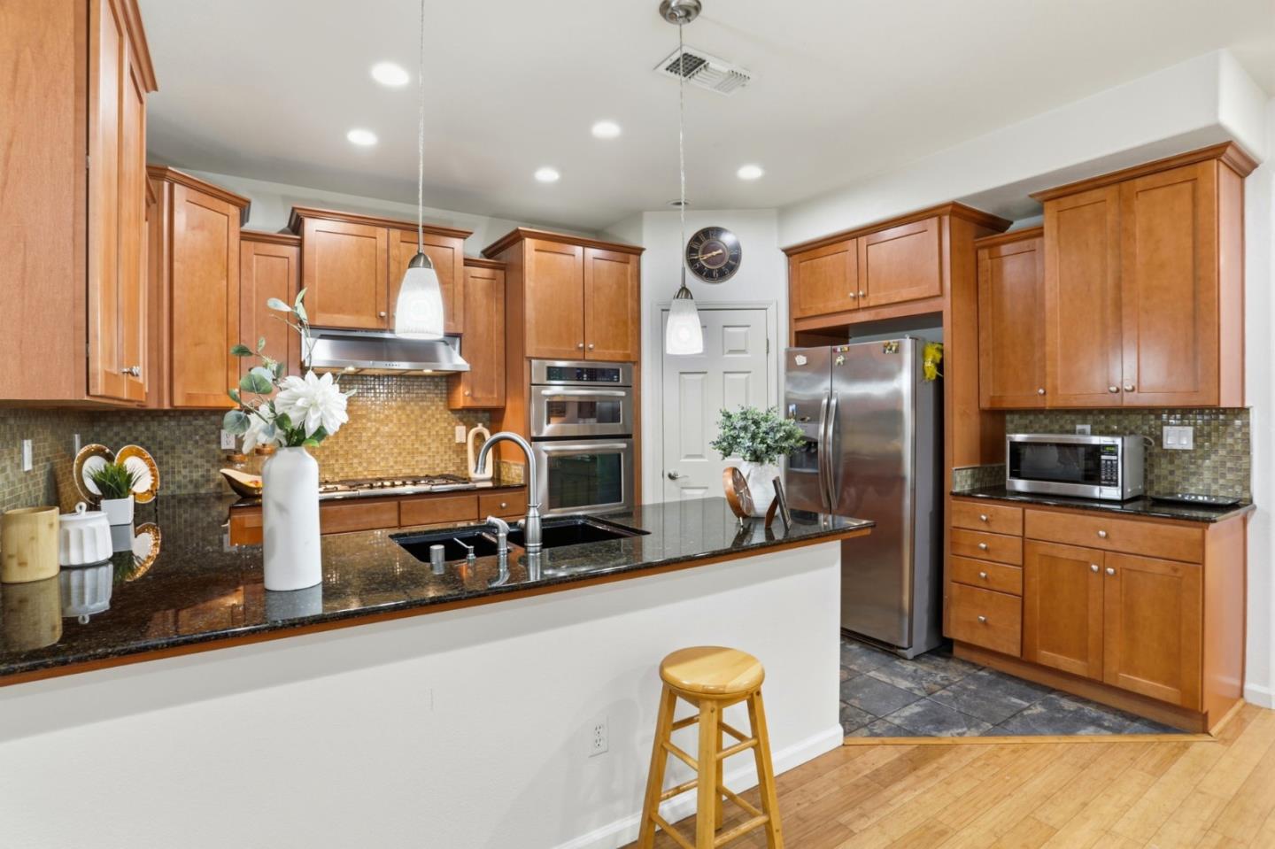 Detail Gallery Image 14 of 36 For 257 Rayos Del Sol Dr, San Jose,  CA 95116 - 4 Beds | 4 Baths