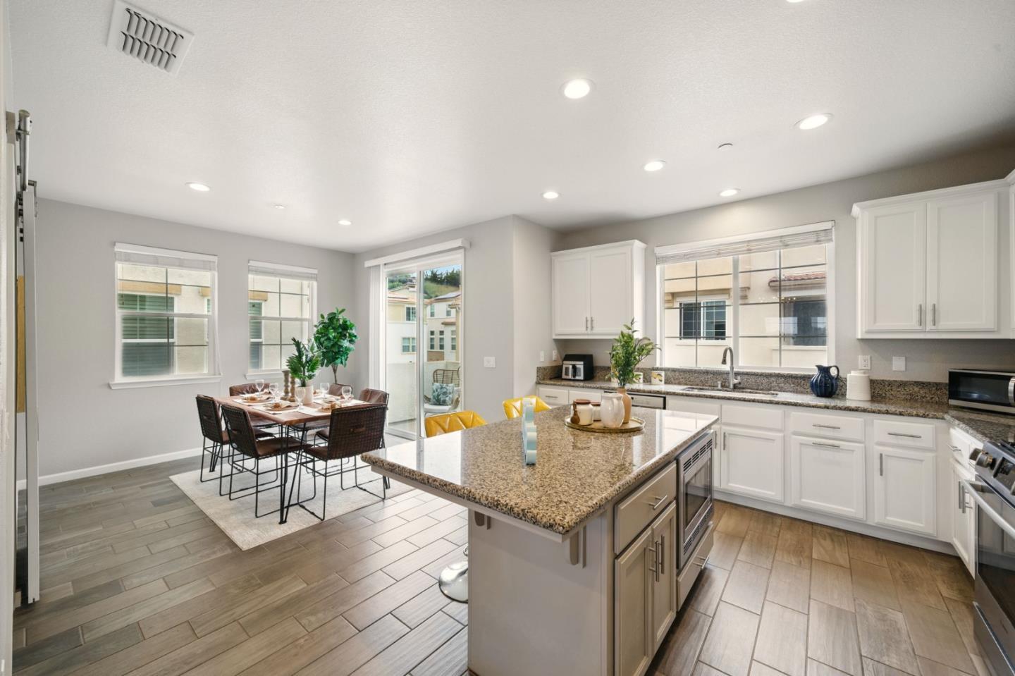 Detail Gallery Image 12 of 39 For 26540 Hayward Blvd, Hayward,  CA 94542 - 3 Beds | 3/1 Baths