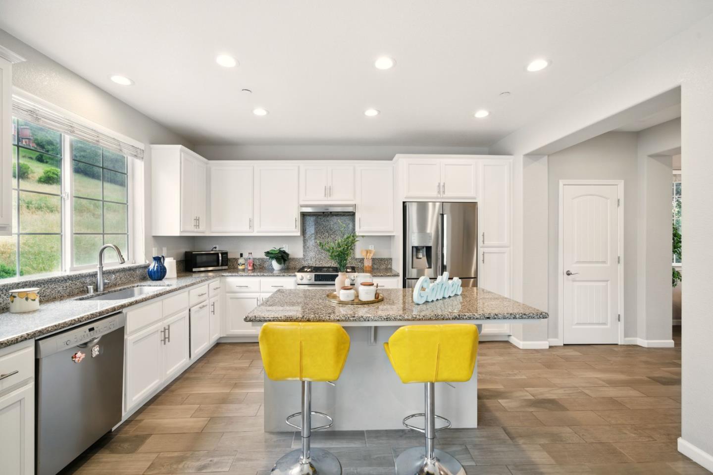 Detail Gallery Image 13 of 39 For 26540 Hayward Blvd, Hayward,  CA 94542 - 3 Beds | 3/1 Baths