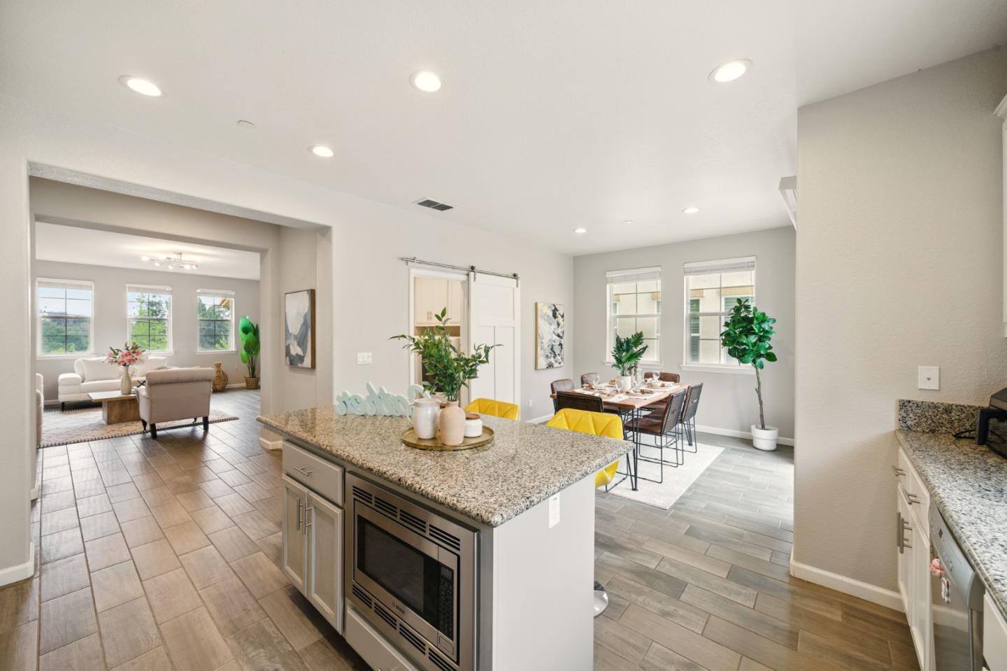 Detail Gallery Image 14 of 39 For 26540 Hayward Blvd, Hayward,  CA 94542 - 3 Beds | 3/1 Baths