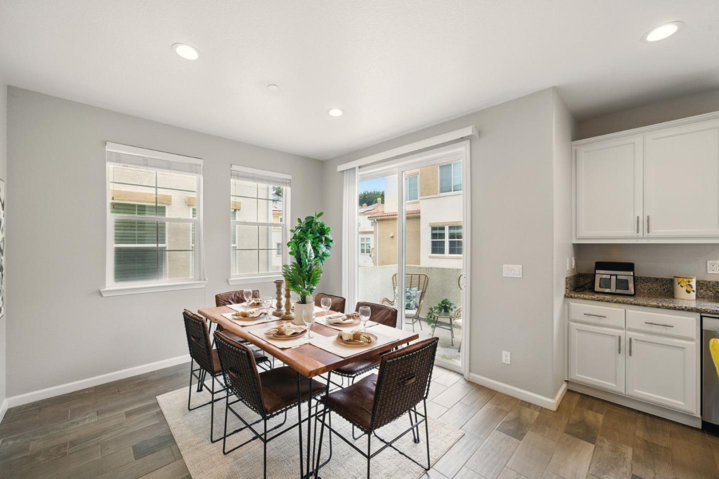 Detail Gallery Image 15 of 39 For 26540 Hayward Blvd, Hayward,  CA 94542 - 3 Beds | 3/1 Baths